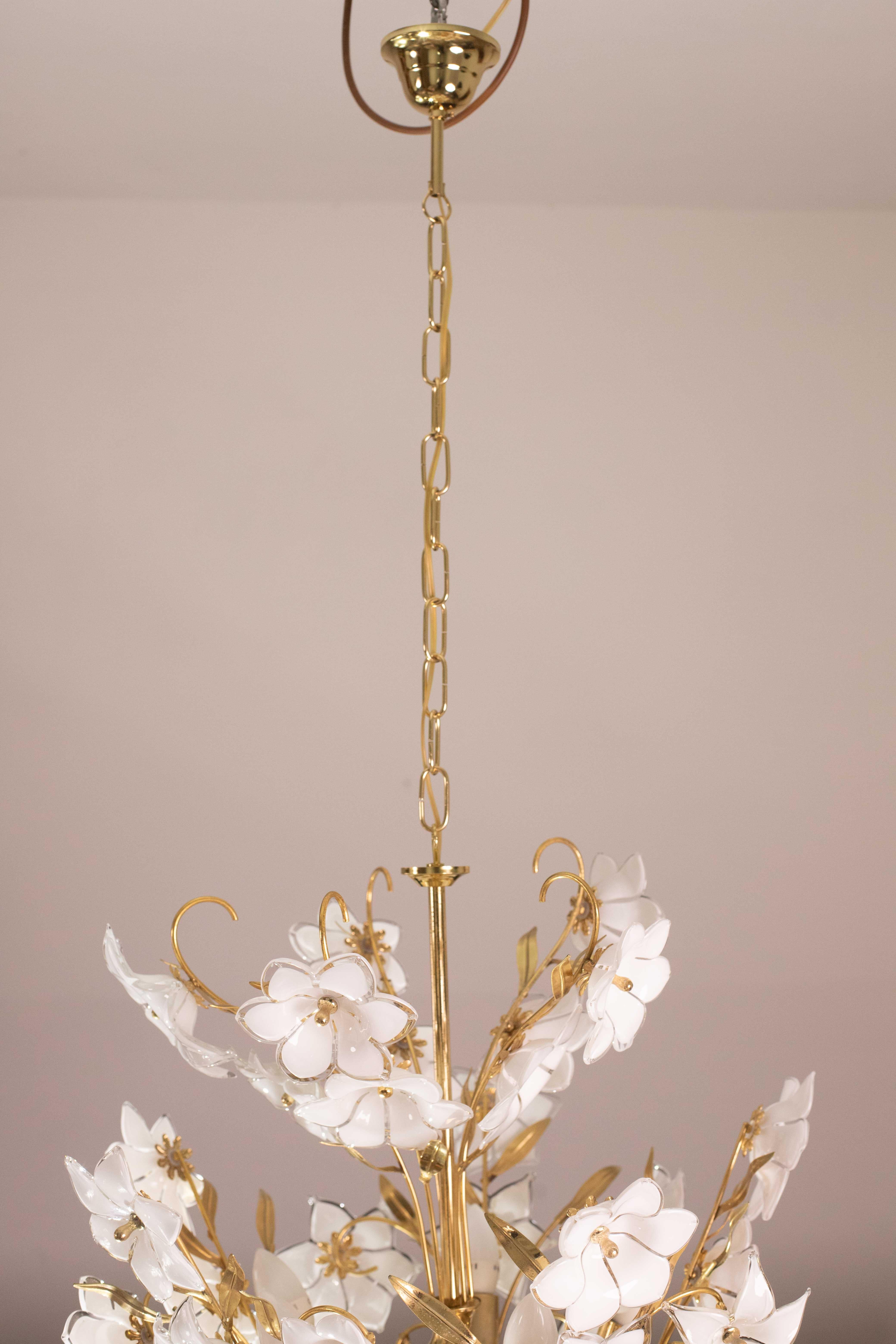 Amazing Murano Chandelier White Flowers, 1970 For Sale 8