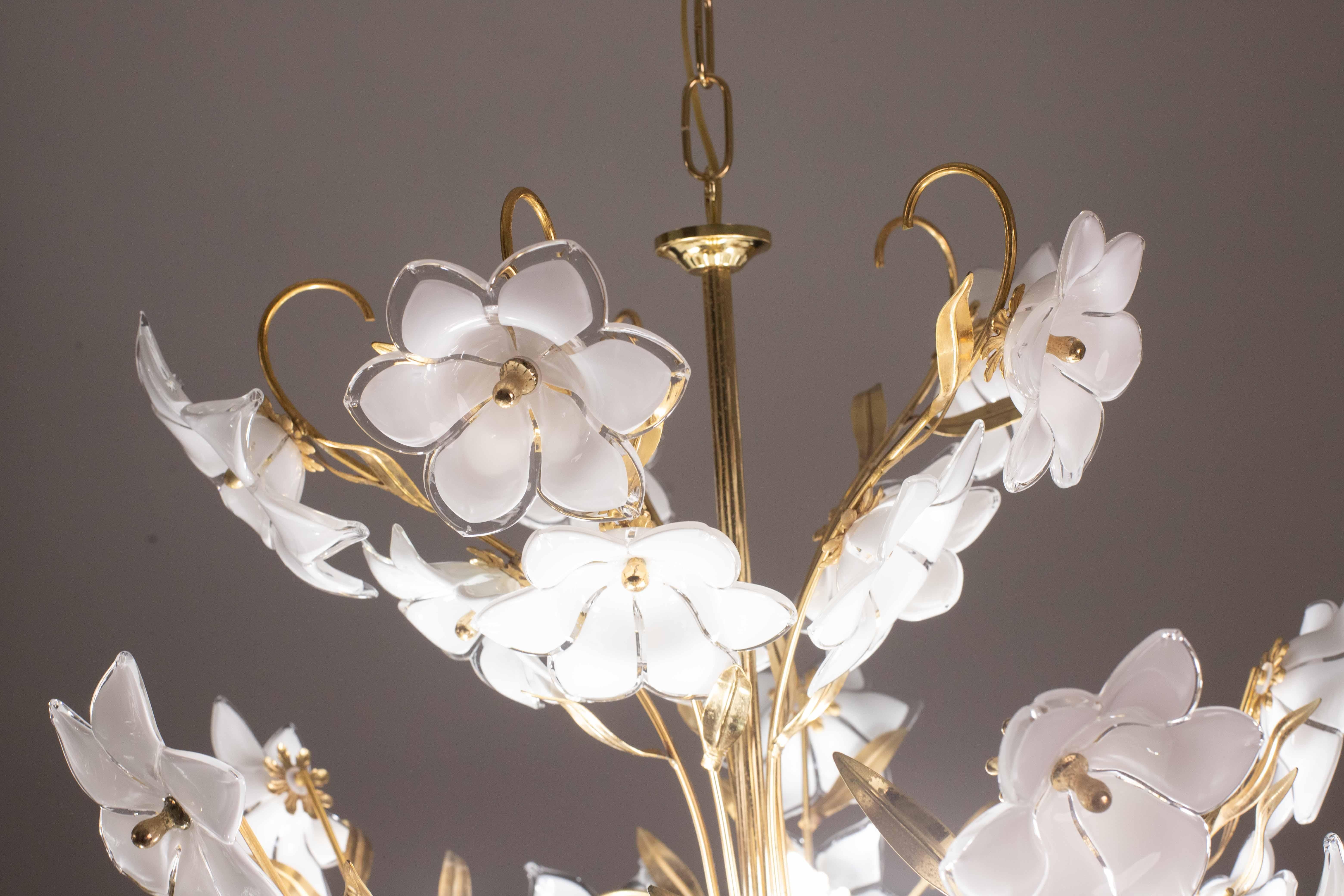 Amazing Murano Chandelier White Flowers, 1970 For Sale 9