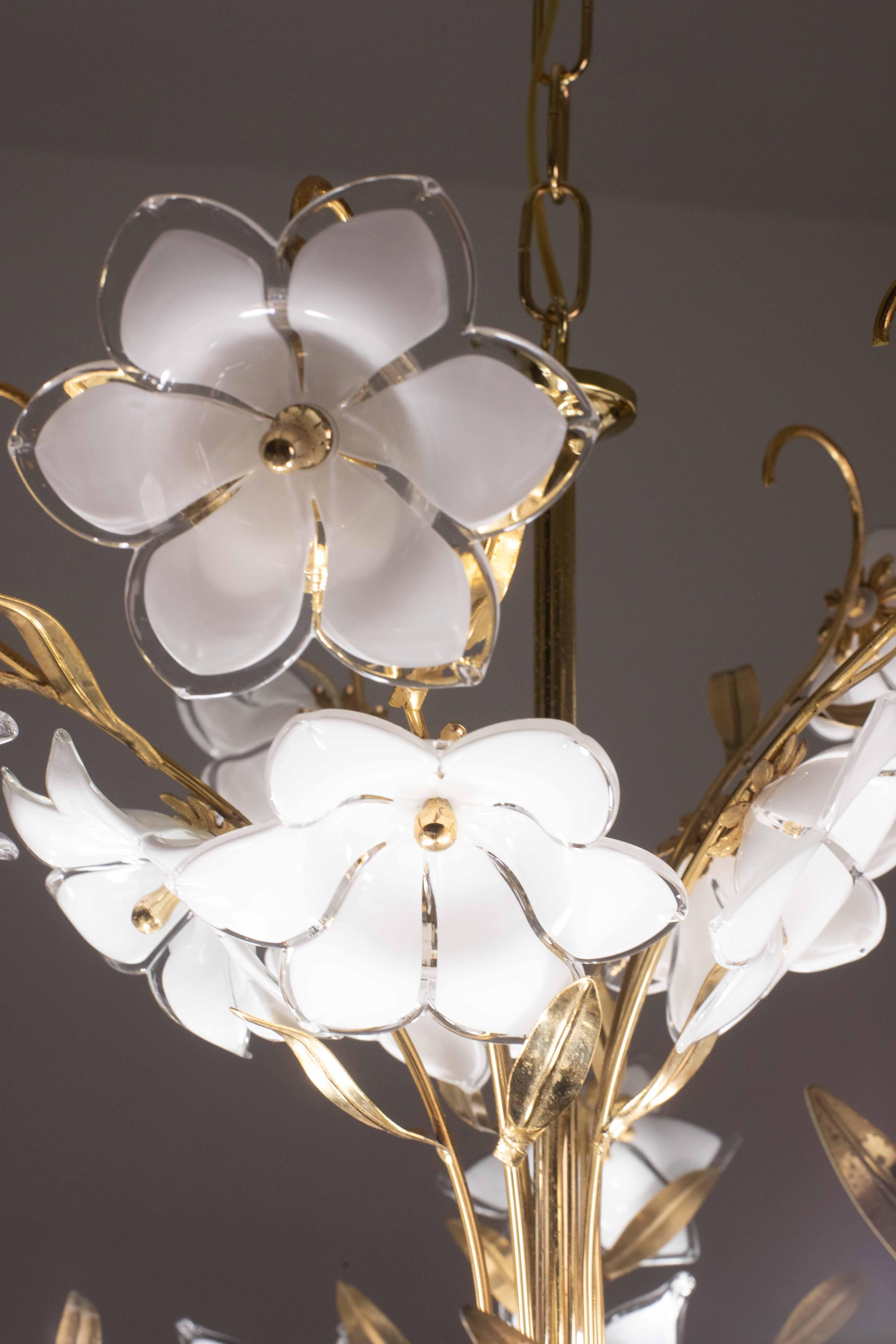 Amazing Murano Chandelier White Flowers, 1970 For Sale 10