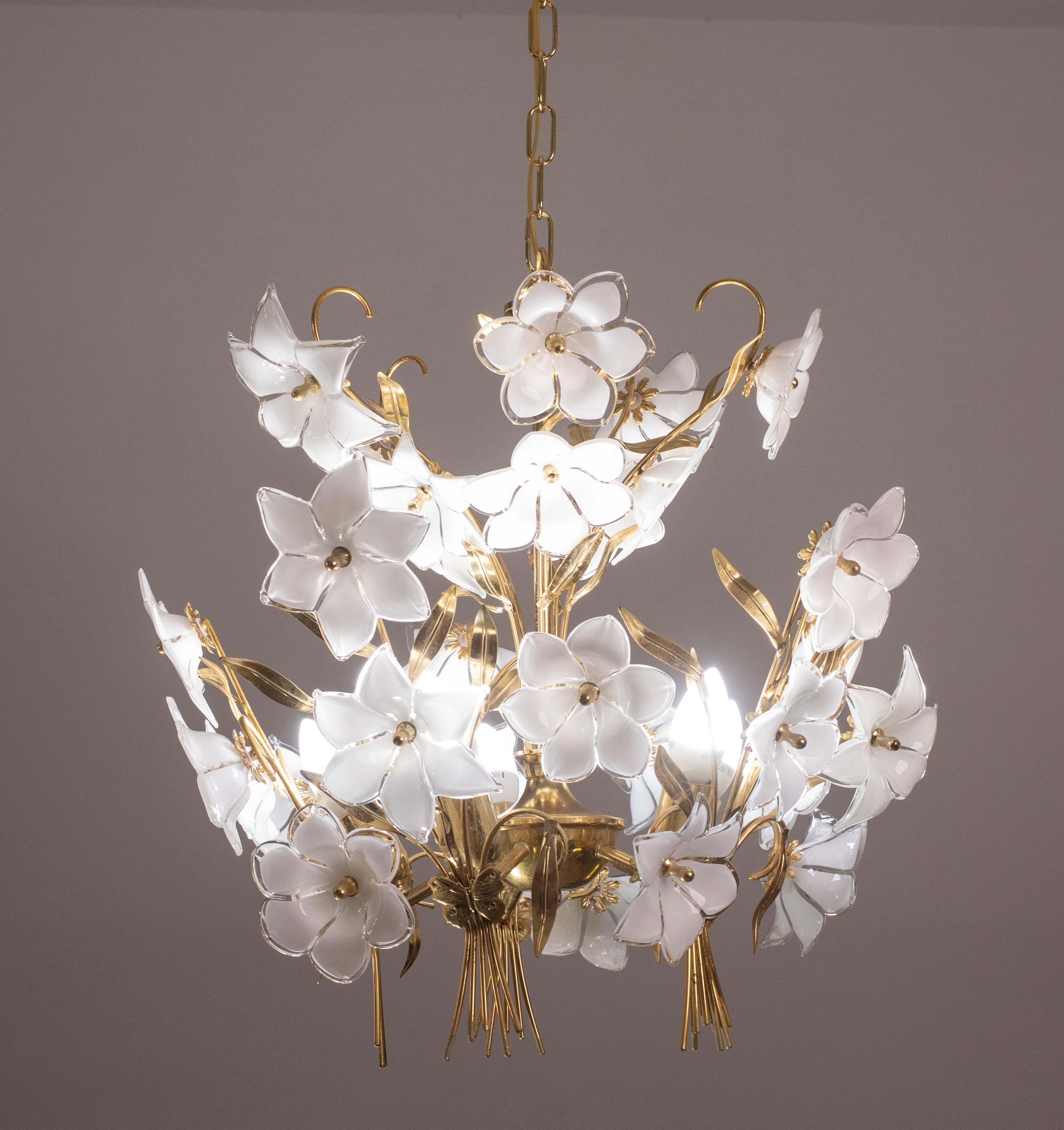 Amazing Murano Chandelier White Flowers, 1970 In Good Condition For Sale In Roma, IT