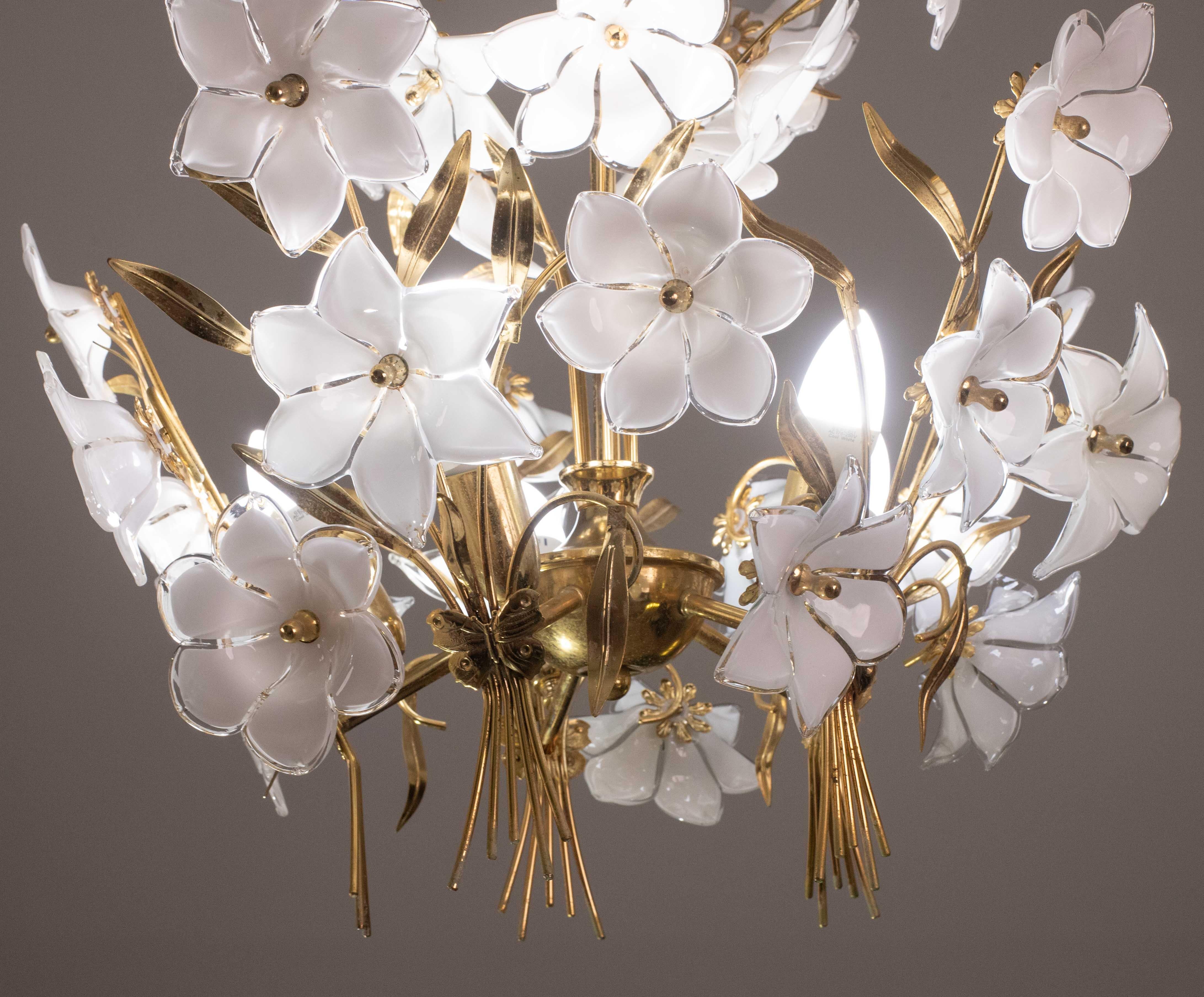 Amazing Murano Chandelier White Flowers, 1970 For Sale 1