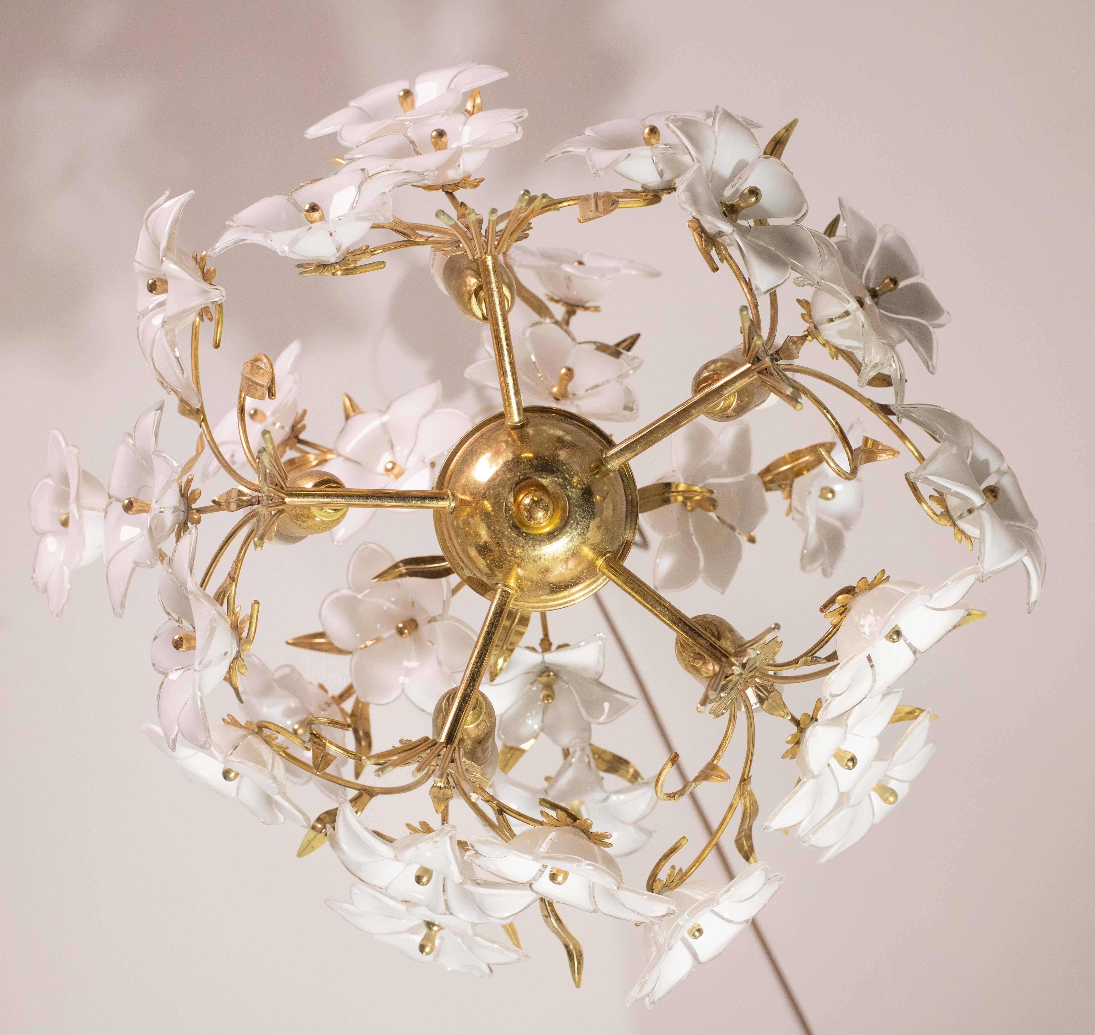 Amazing Murano Chandelier White Flowers, 1970 For Sale 2