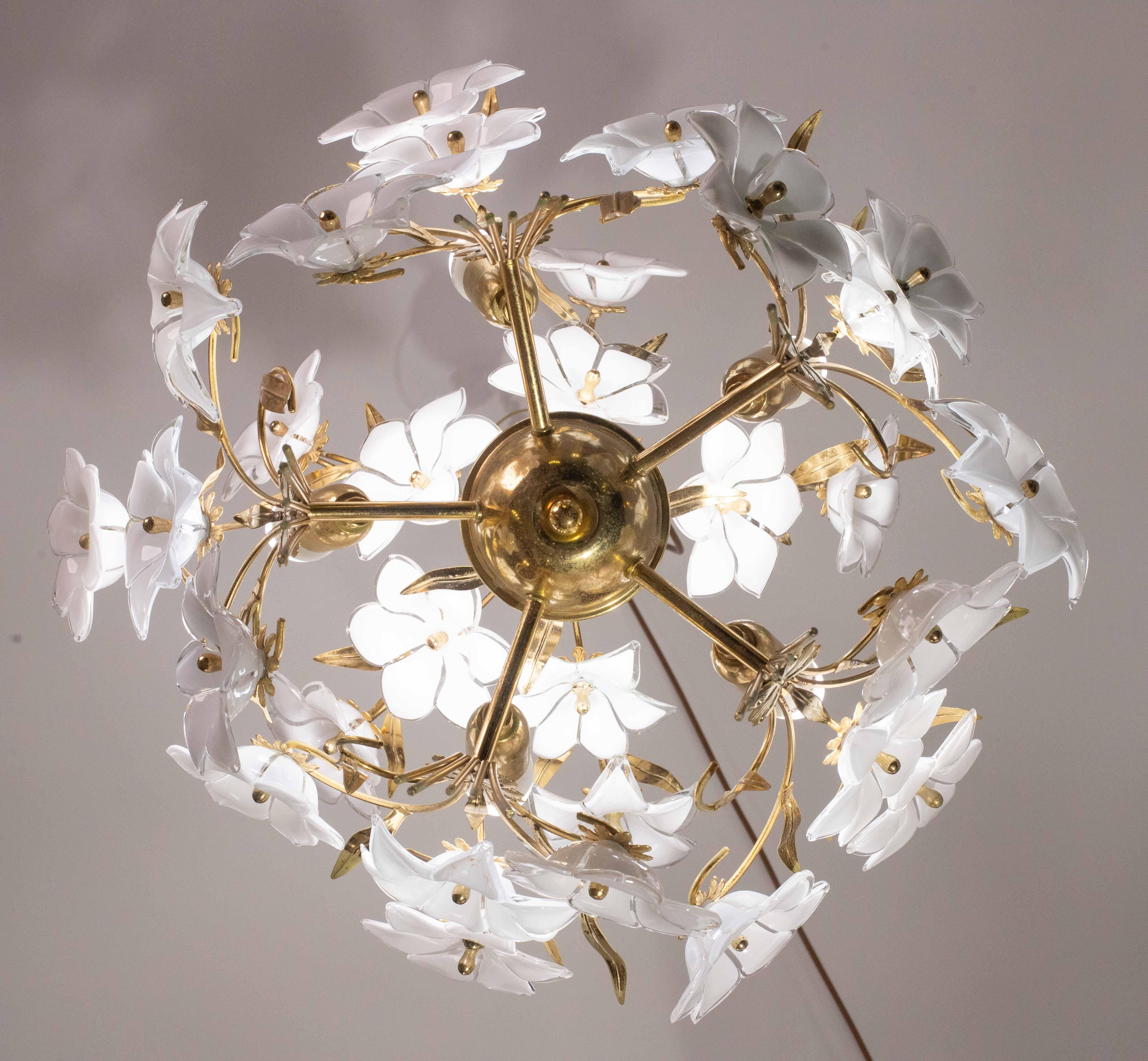 Amazing Murano Chandelier White Flowers, 1970 For Sale 3