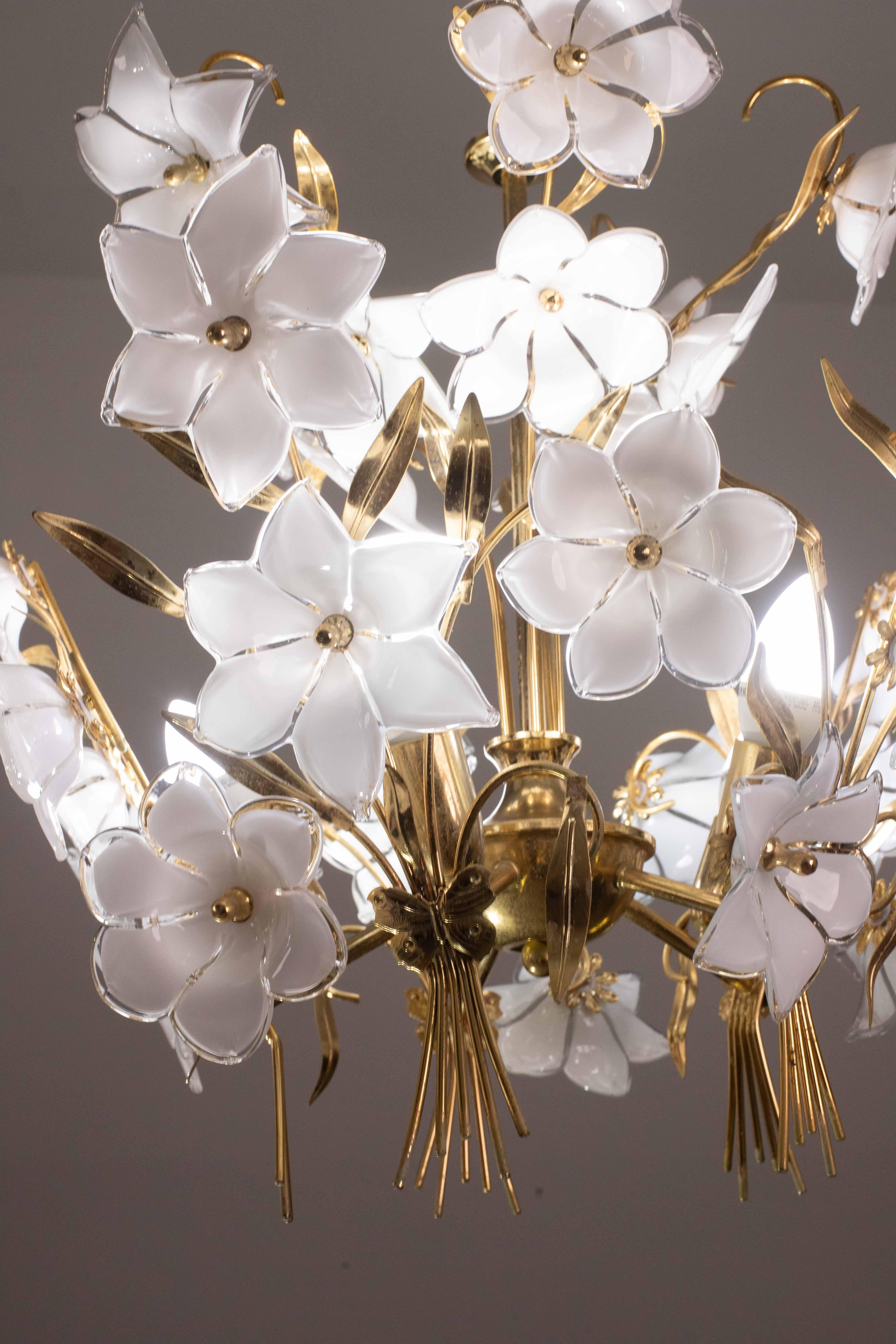 Amazing Murano Chandelier White Flowers, 1970 For Sale 4