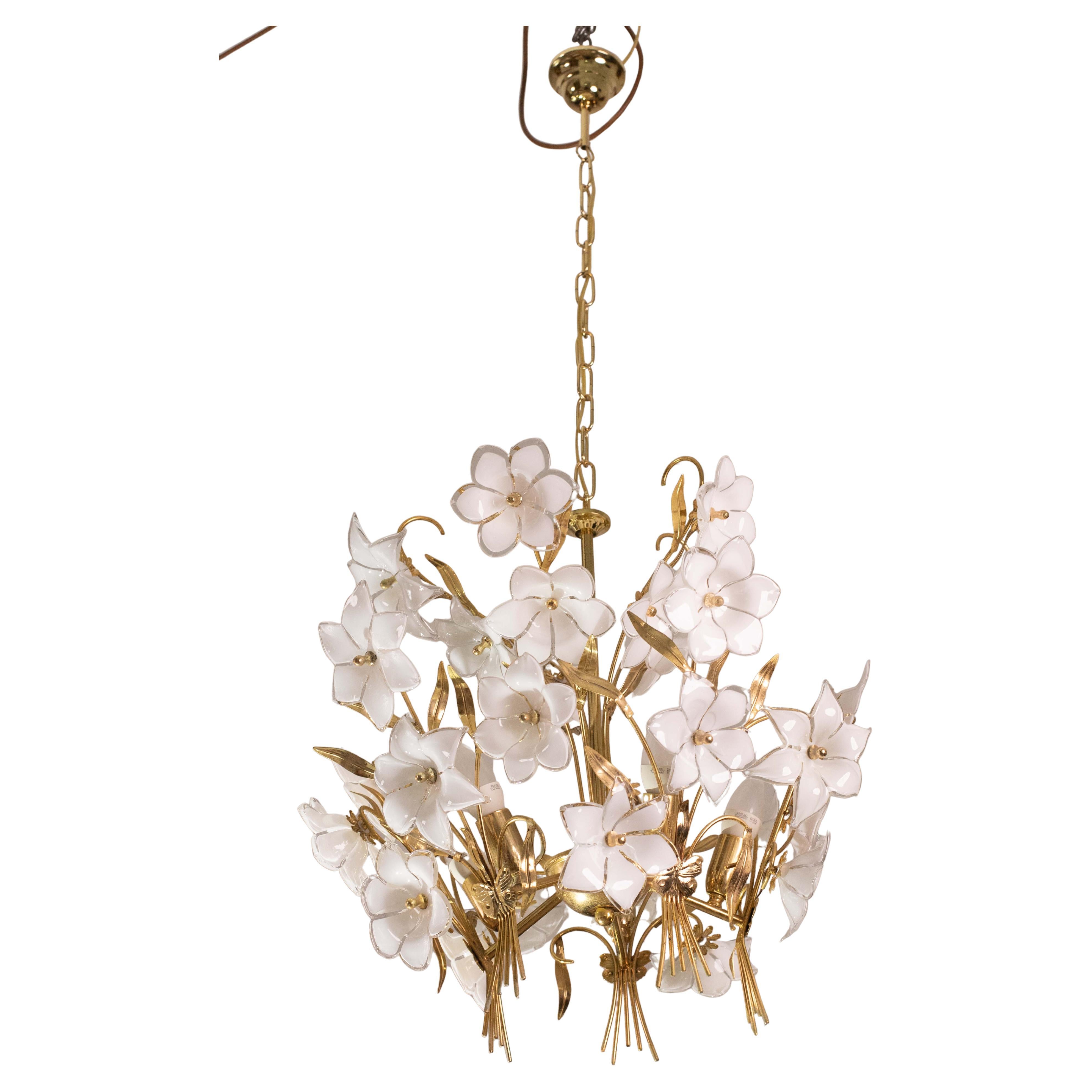 Vintage Murano glass chandelier full of white flowers in murano glass.
The chandelier has 6 light points with E14 socket, possible to rewire for Usa standards.
The frame is made of gold bath, some signs of time.
The height of the chandelier is 120