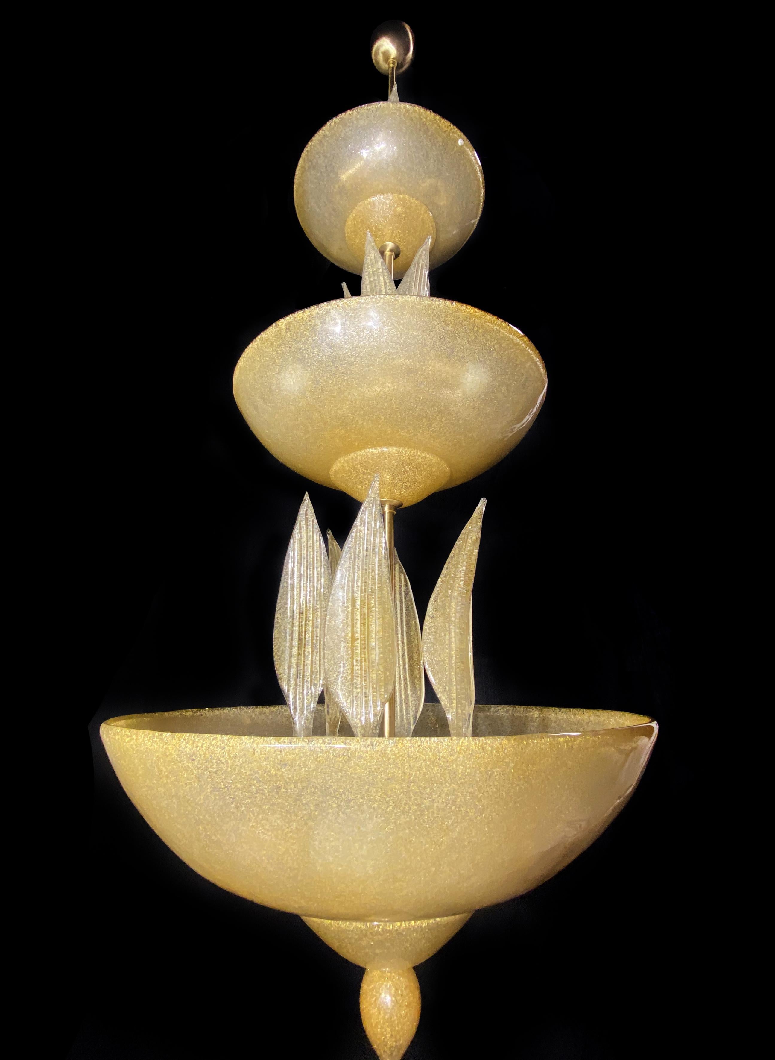 Classico lampadario di Murano trasformato grazie alle intricate finiture e ai colori vivaci, un pezzo di culto tra gli arredi ragtime. Lampadario classico rifinito nei minimi dettagli, in vetro secondo l'arte dei maestri vetrai di Murano, un tesoro