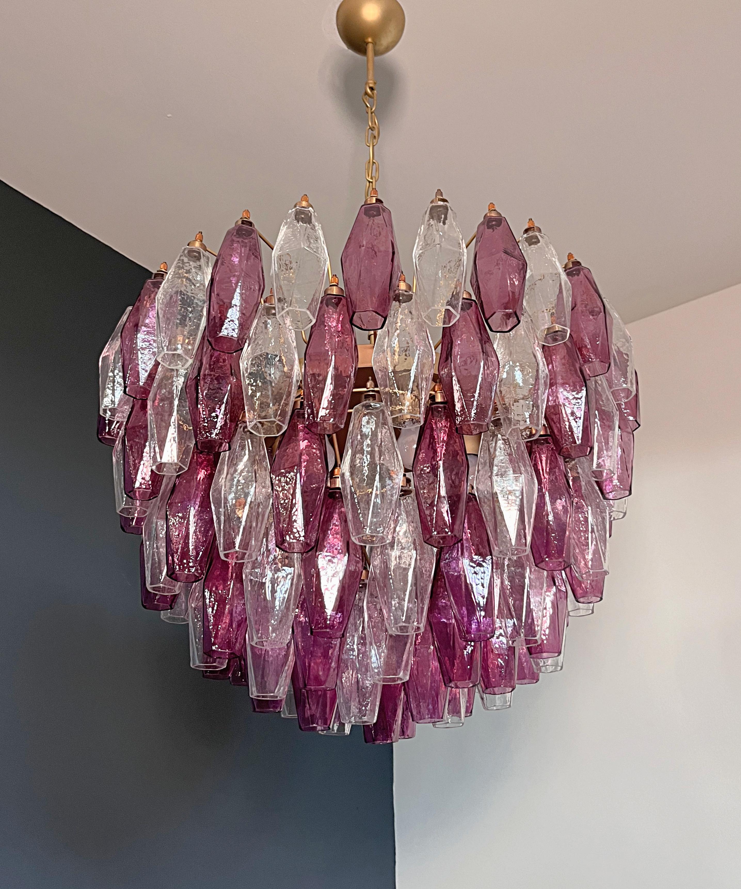 Erstaunlicher Kronleuchter aus Muranoglas - 111 klare und amethystfarbene Polyeder im Angebot 2
