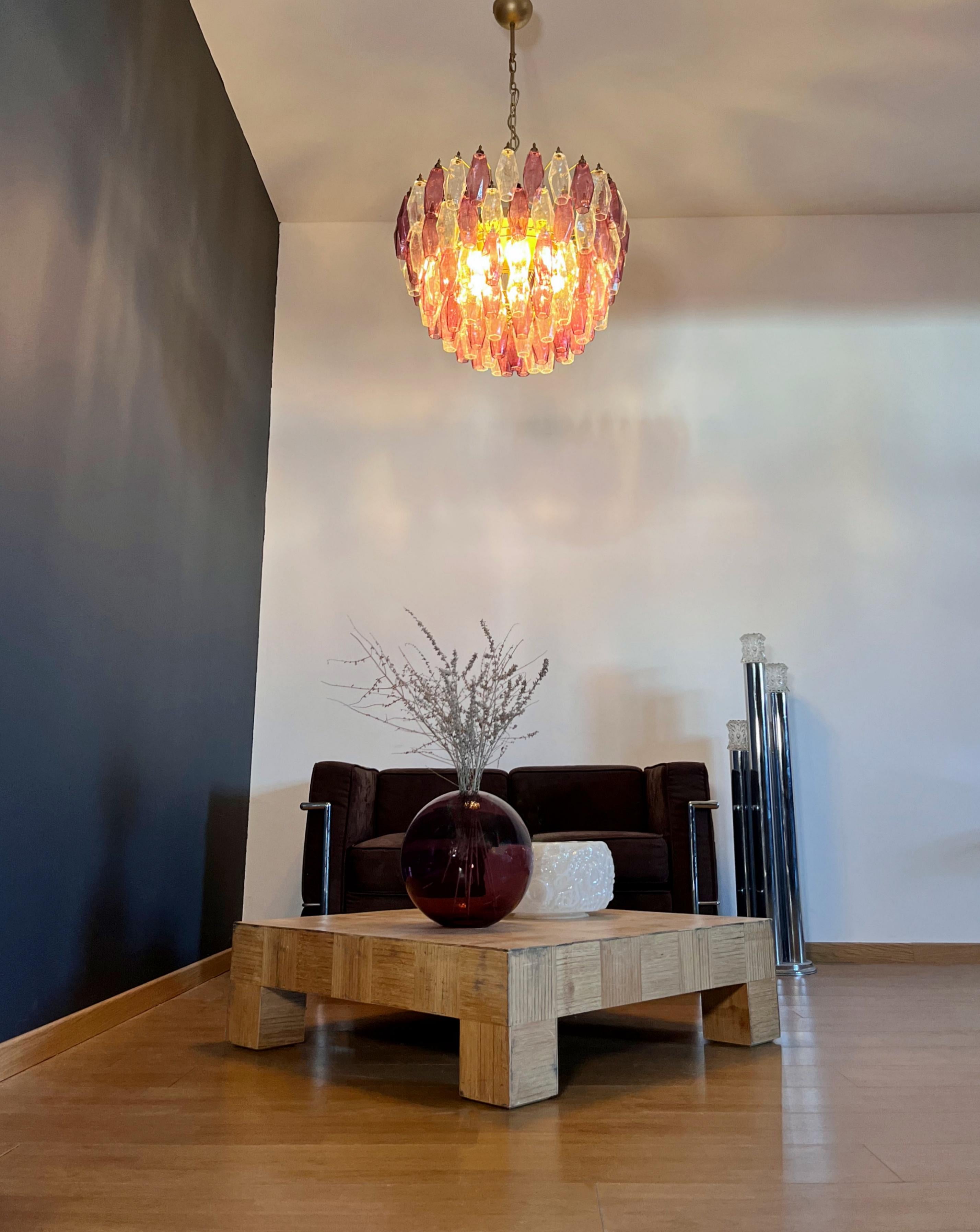 Erstaunlicher Kronleuchter aus Muranoglas - 111 klare und amethystfarbene Polyeder im Angebot 4