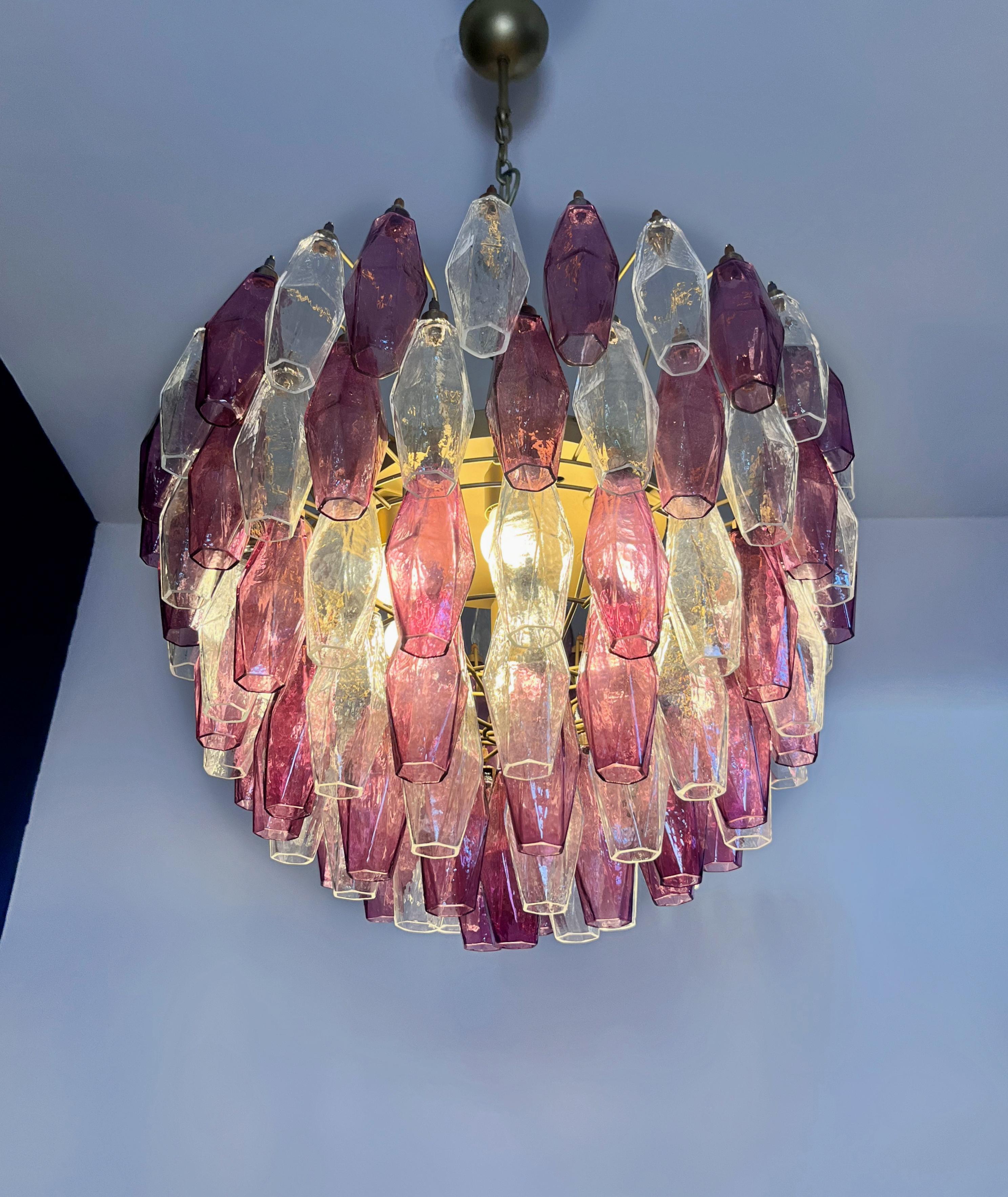 Erstaunlicher Kronleuchter aus Muranoglas - 111 klare und amethystfarbene Polyeder im Angebot 11