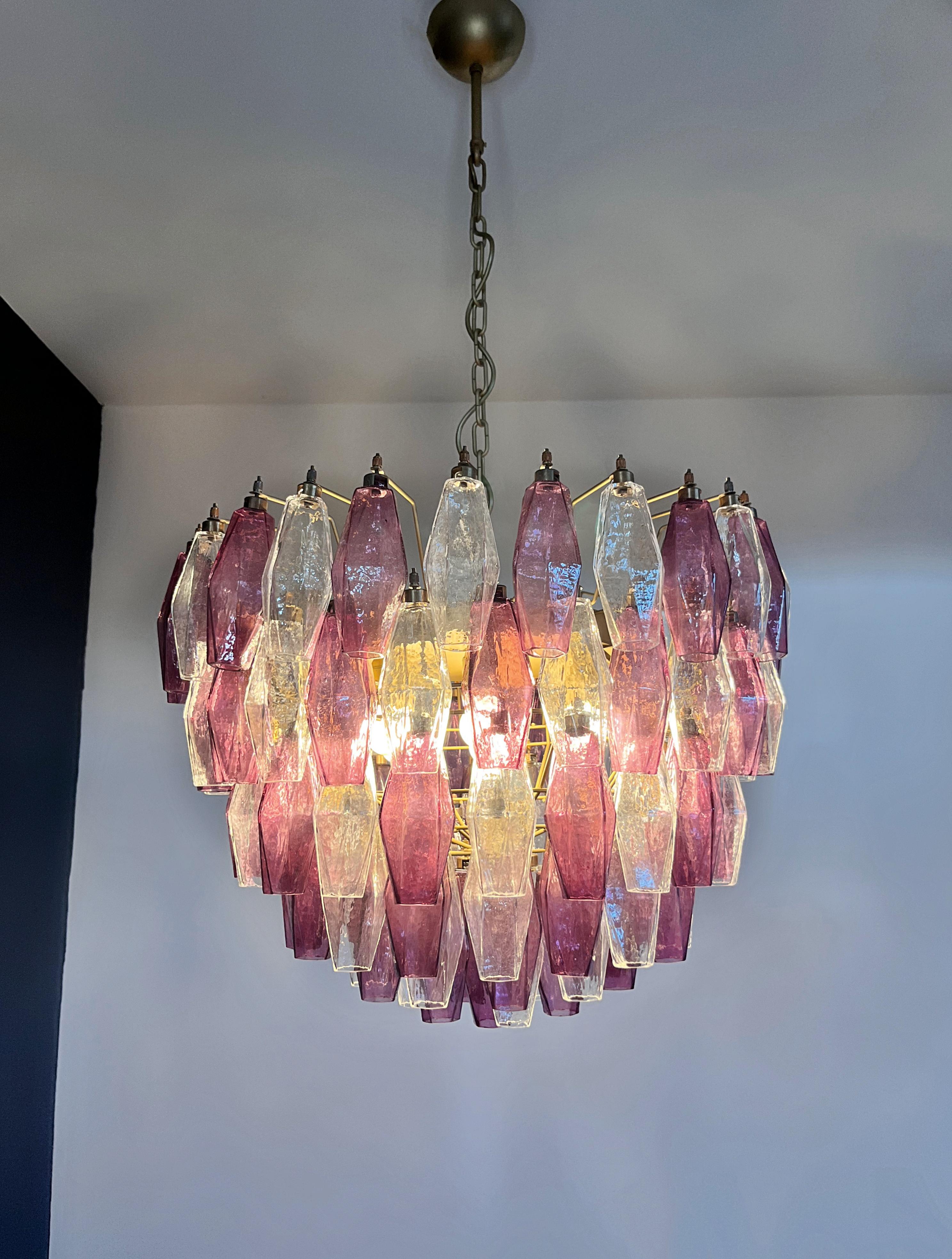Erstaunlicher Kronleuchter aus Muranoglas - 111 klare und amethystfarbene Polyeder im Angebot 12