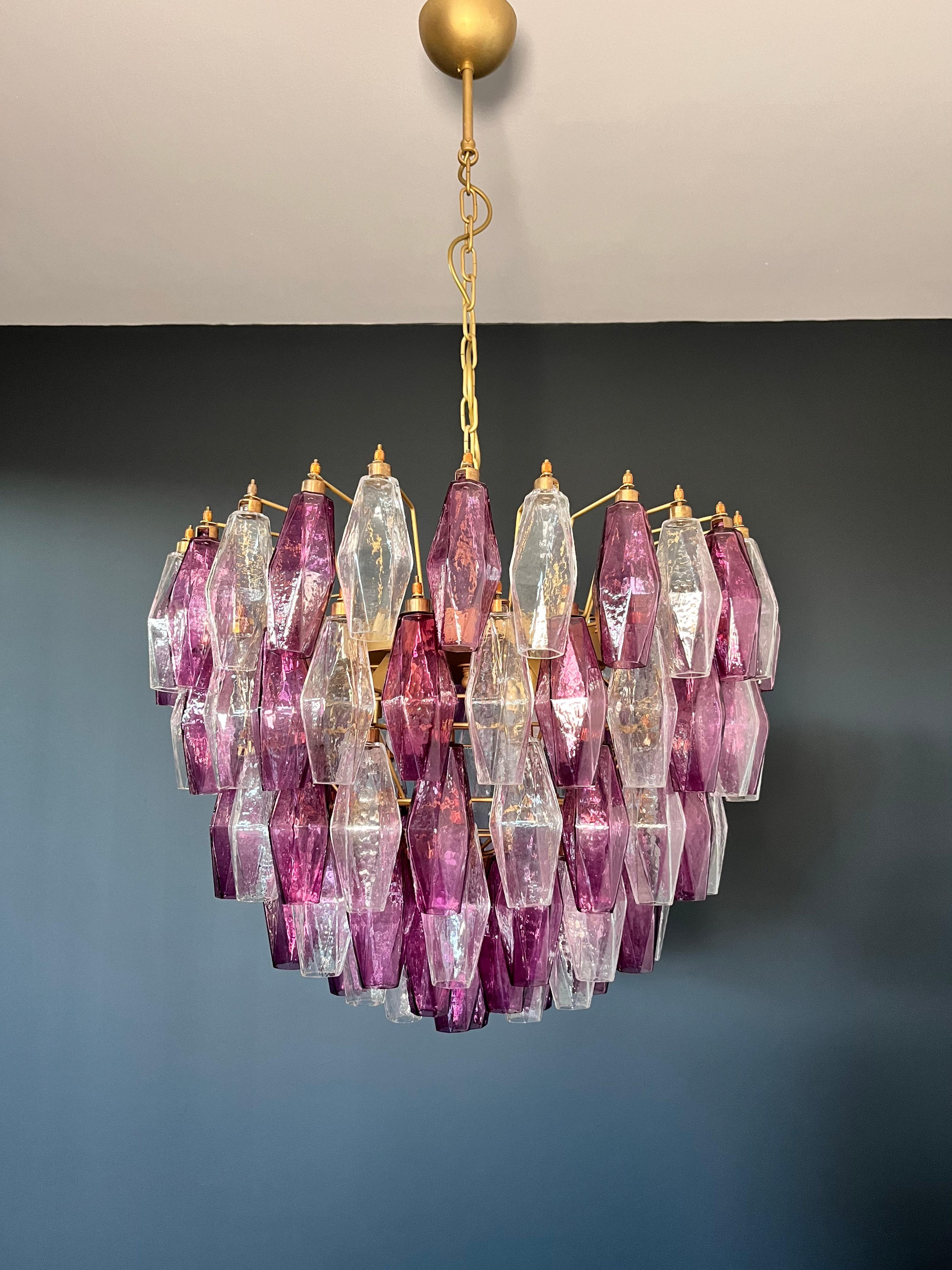 Erstaunlicher Kronleuchter aus Muranoglas - 111 klare und amethystfarbene Polyeder (Verzinkt) im Angebot