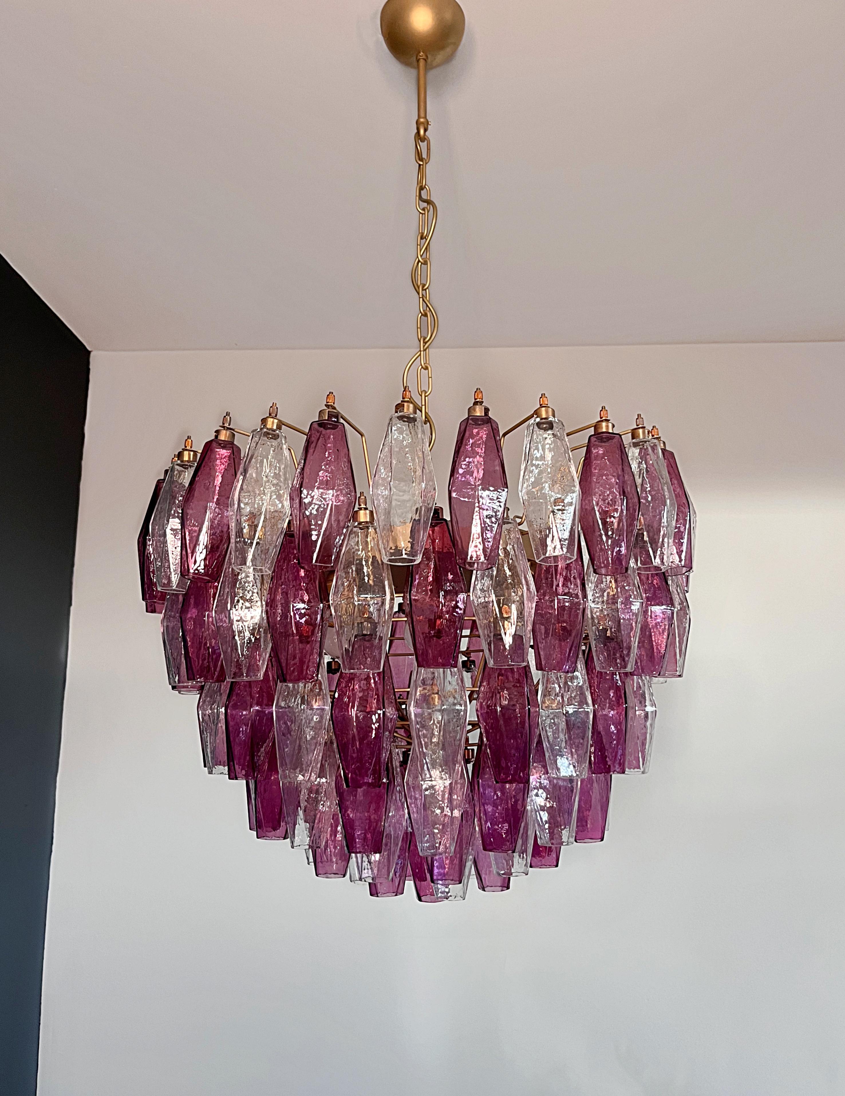 Erstaunlicher Kronleuchter aus Muranoglas - 111 klare und amethystfarbene Polyeder (Geblasenes Glas) im Angebot