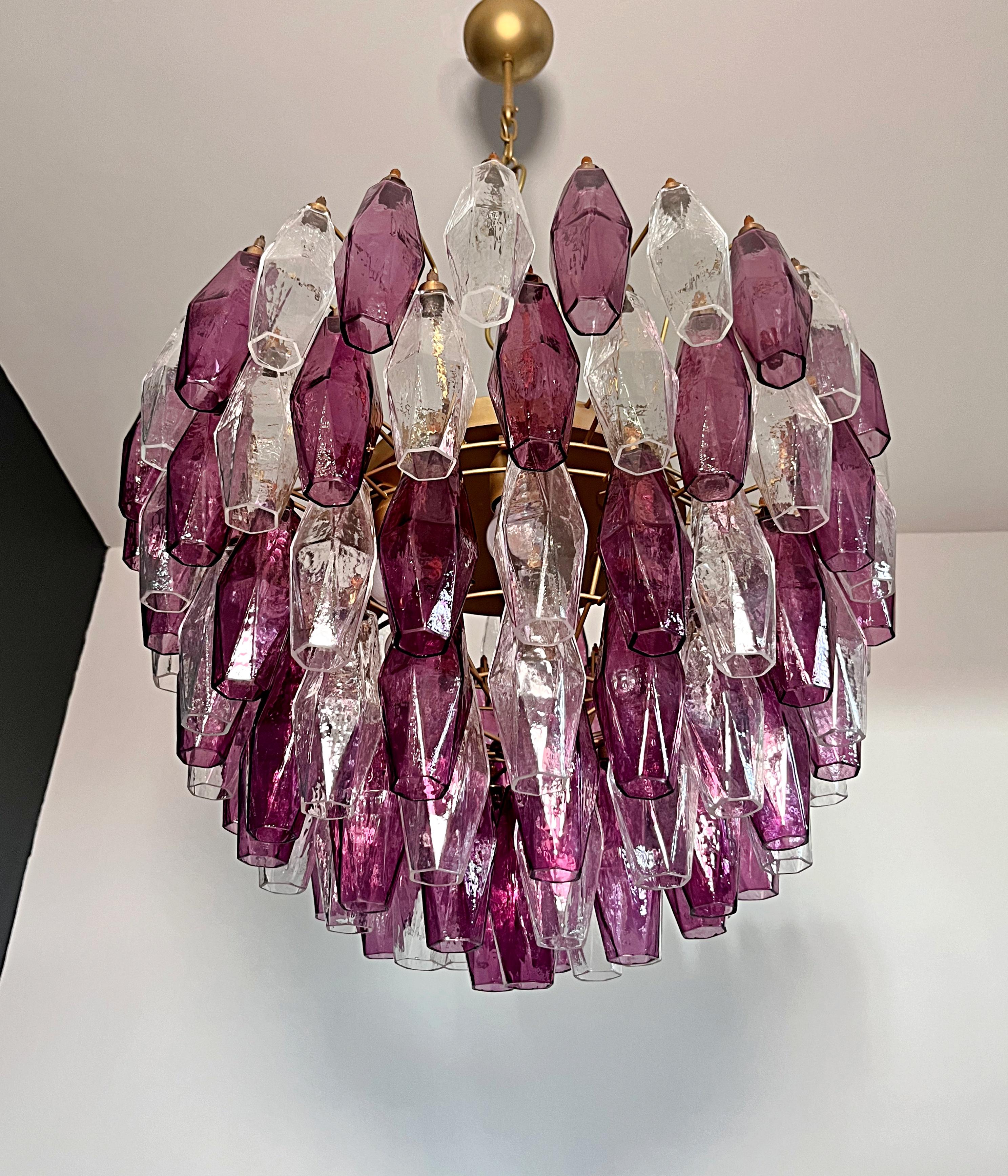 Erstaunlicher Kronleuchter aus Muranoglas - 111 klare und amethystfarbene Polyeder im Angebot 1