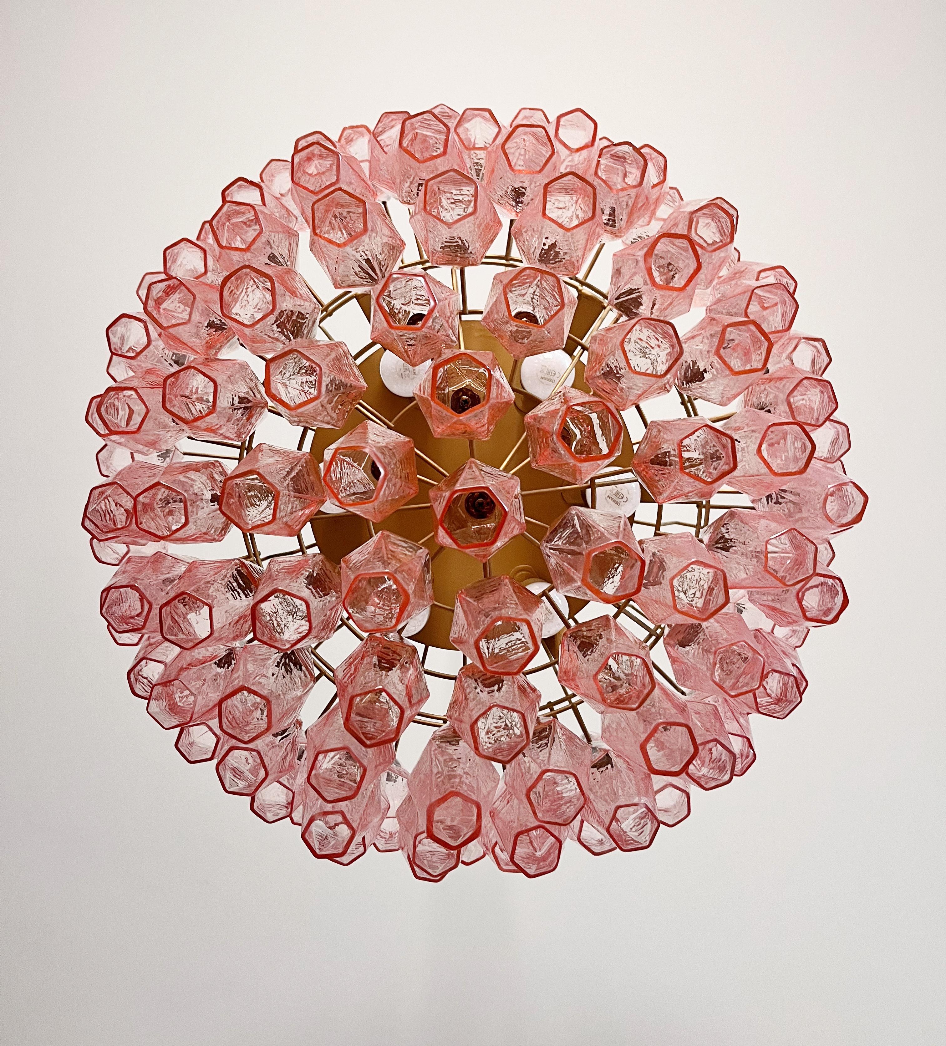 Étonnant lustre en verre de Murano - 111 polyèdres roses en vente 2