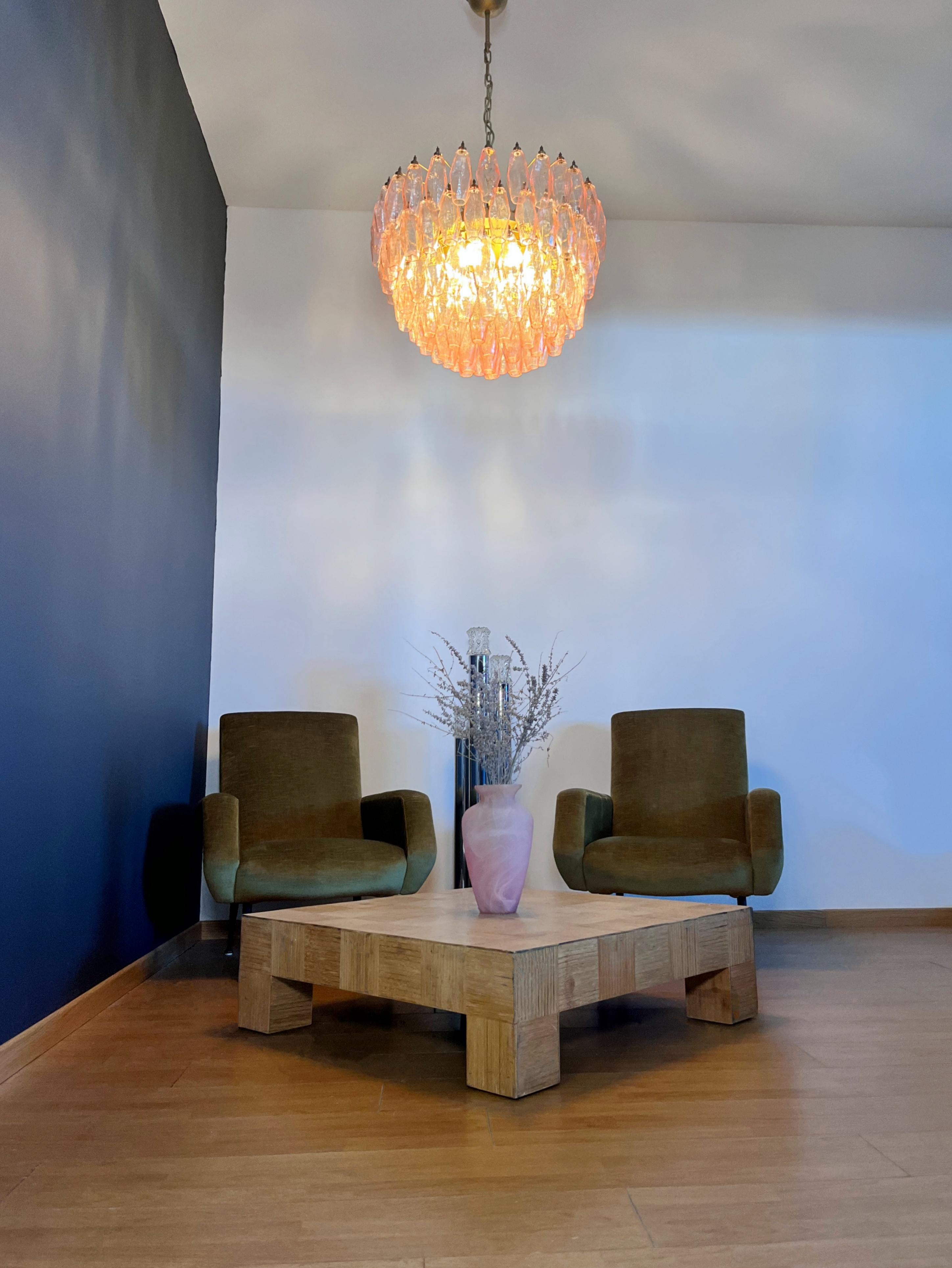 Étonnant lustre en verre de Murano - 111 polyèdres roses en vente 3