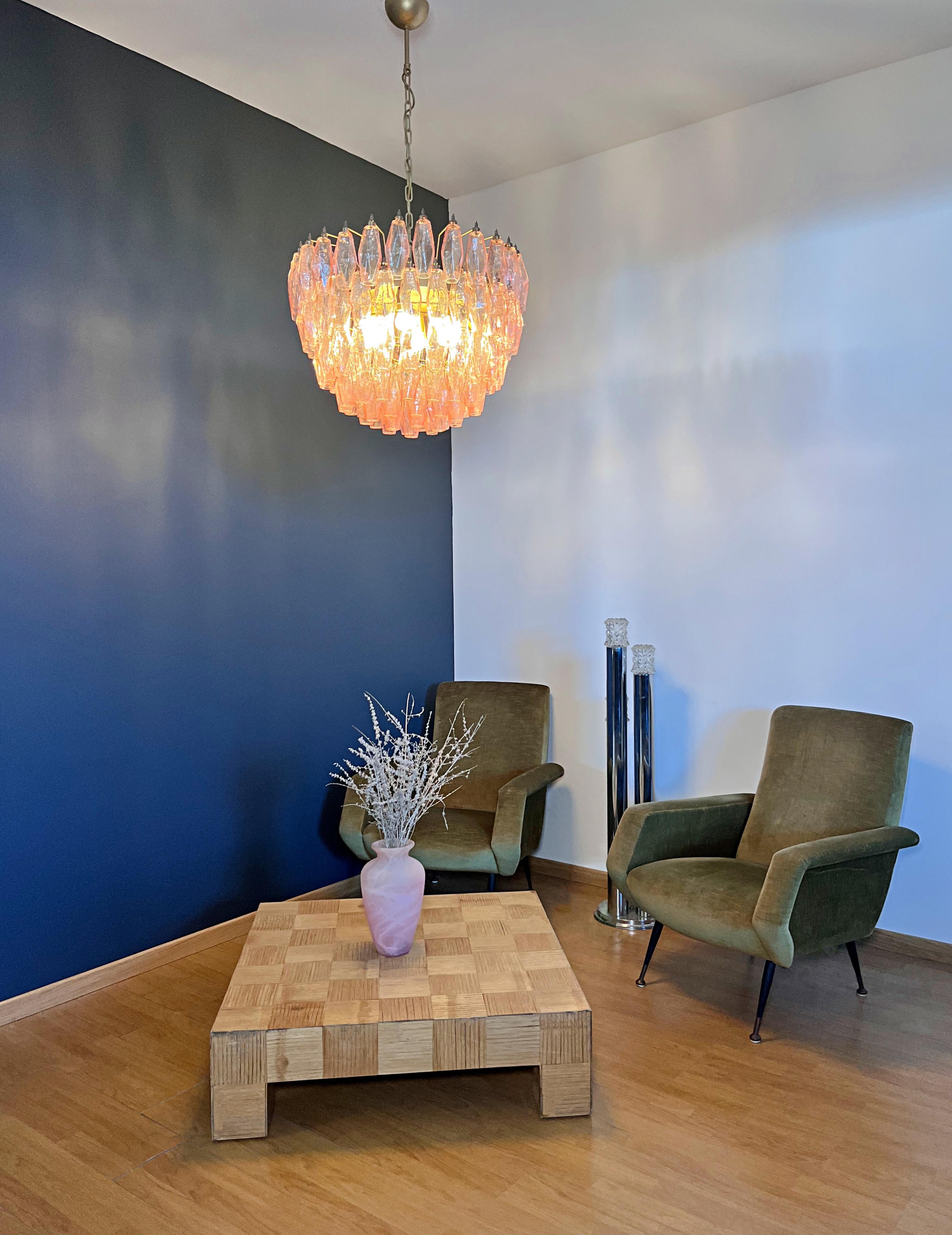 Étonnant lustre en verre de Murano - 111 polyèdres roses en vente 4