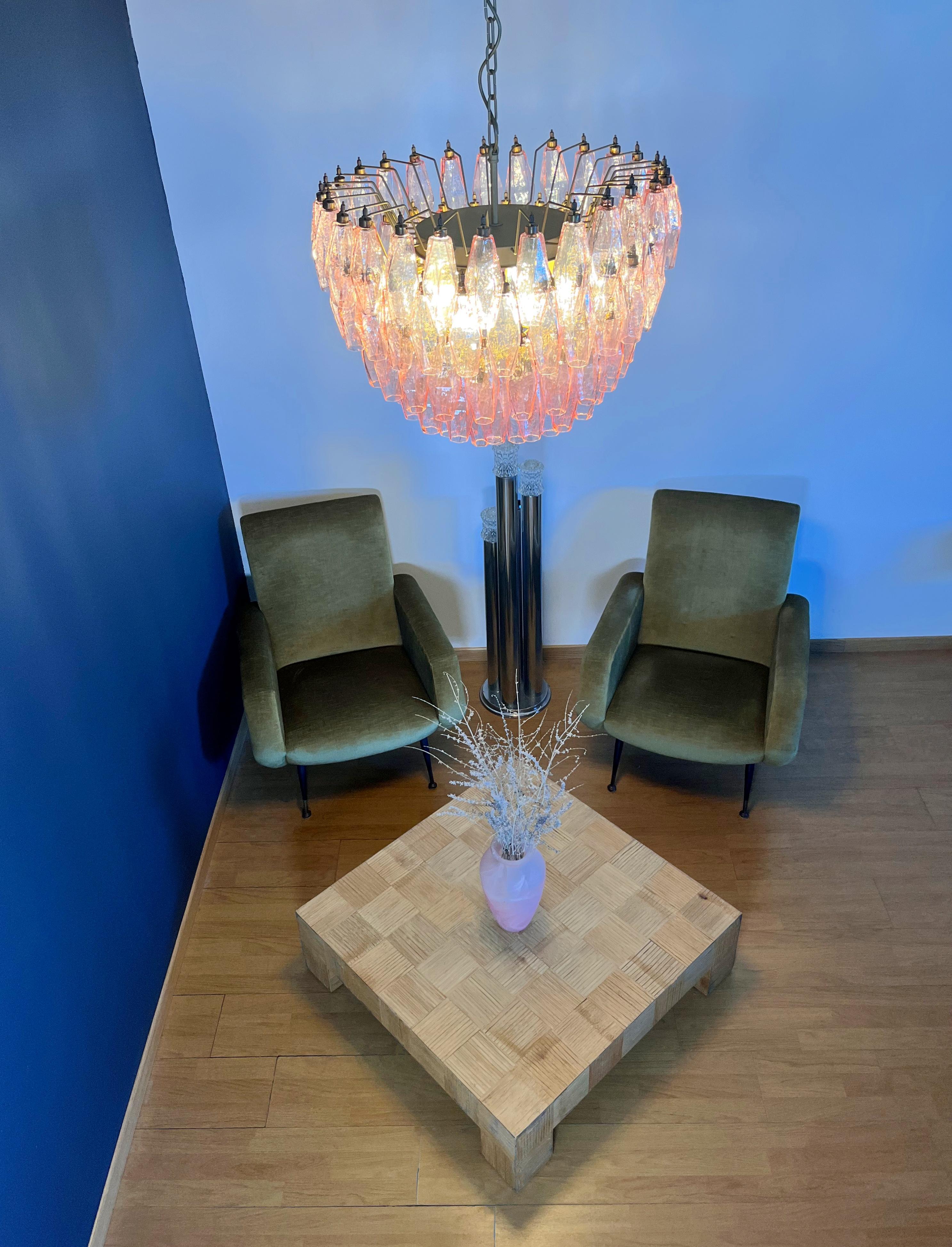 Étonnant lustre en verre de Murano - 111 polyèdres roses en vente 5