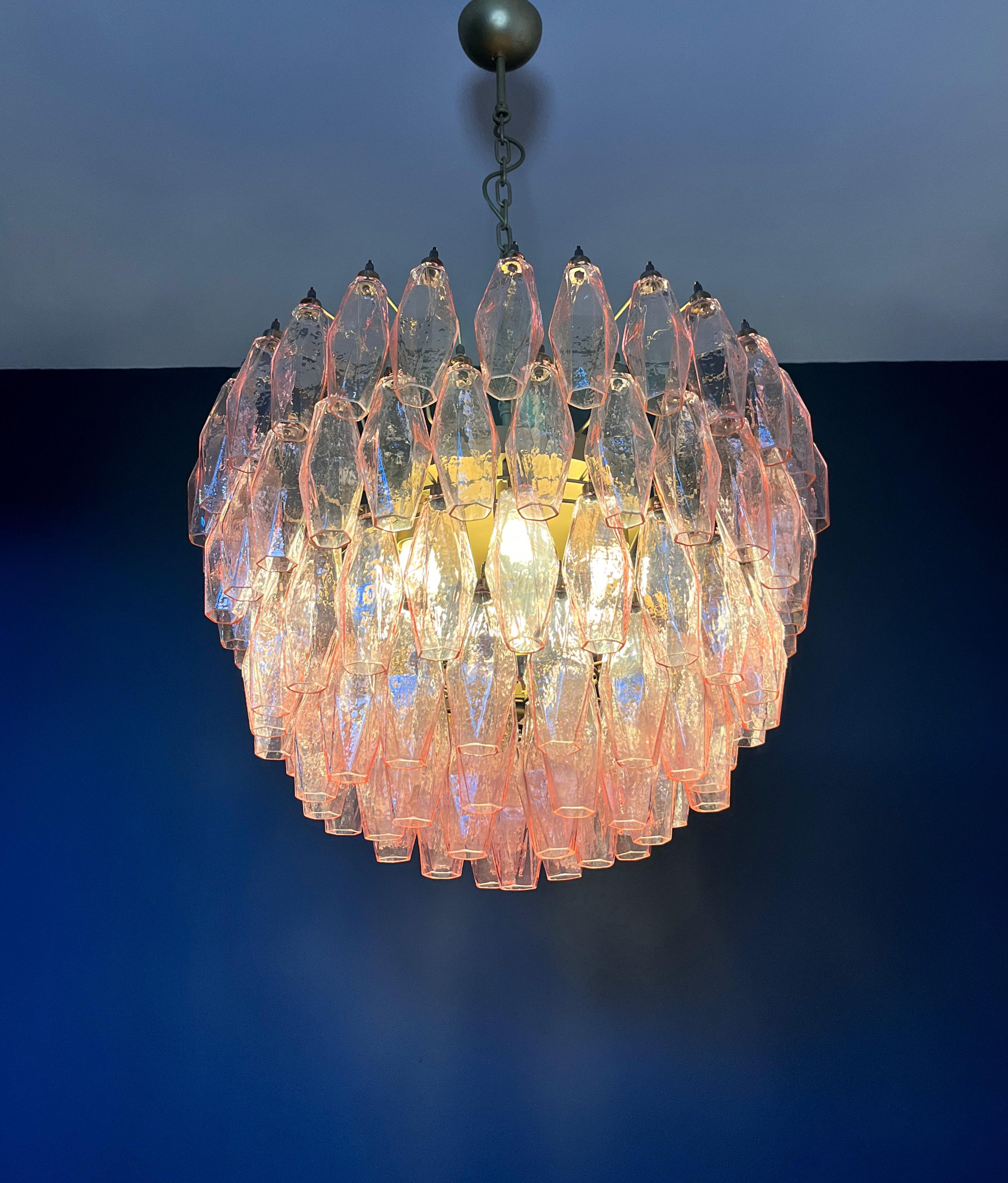Étonnant lustre en verre de Murano - 111 polyèdres roses en vente 6