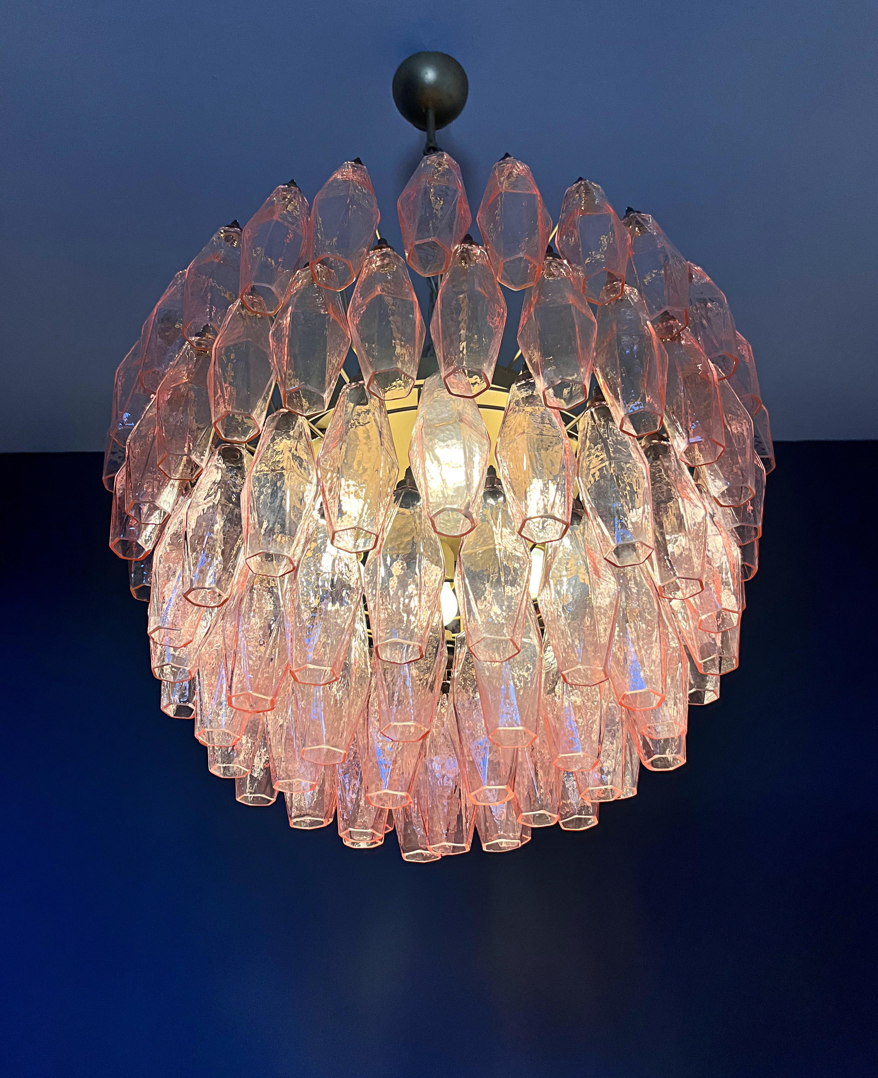 Étonnant lustre en verre de Murano - 111 polyèdres roses en vente 7