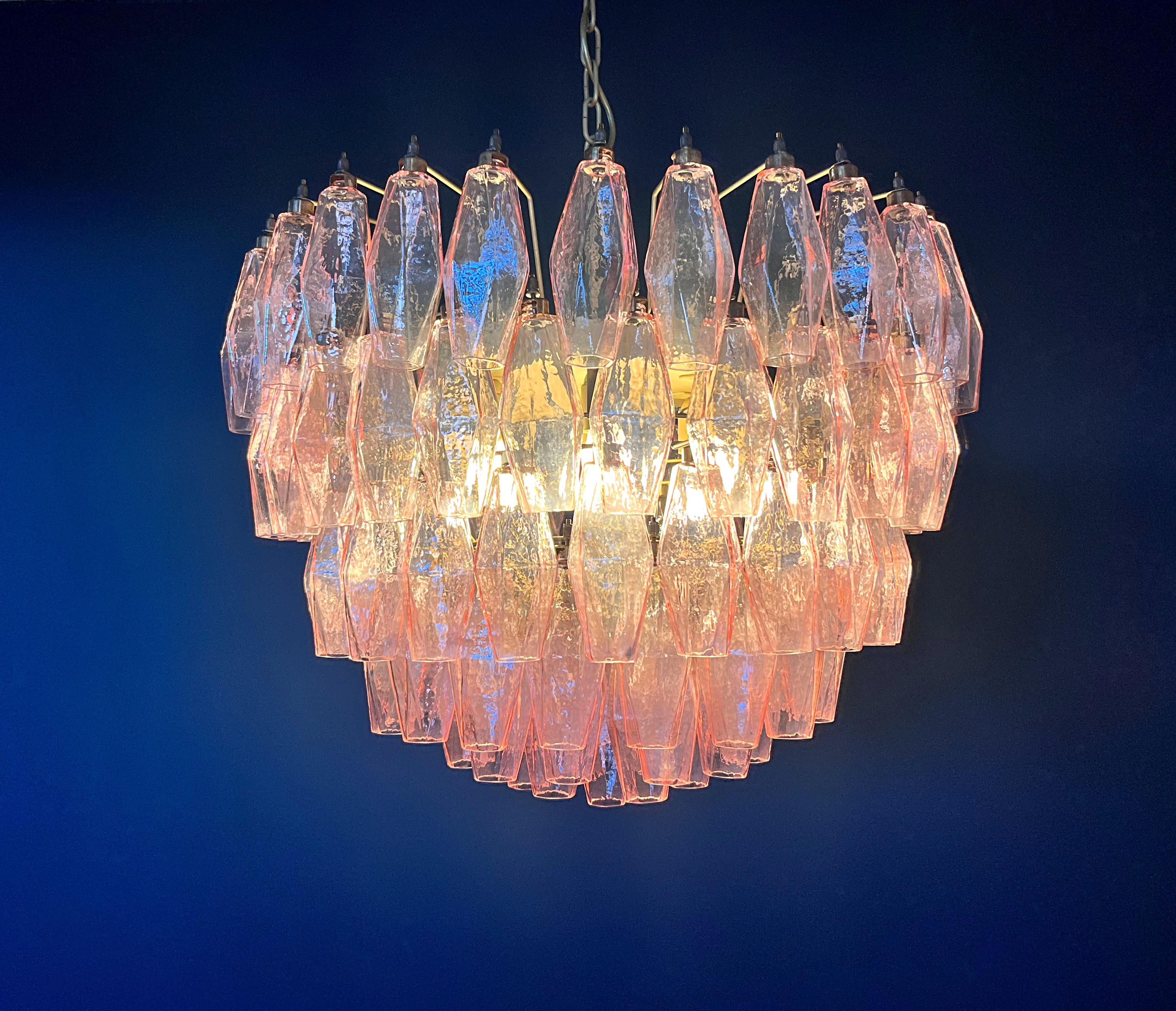 Étonnant lustre en verre de Murano - 111 polyèdres roses en vente 8