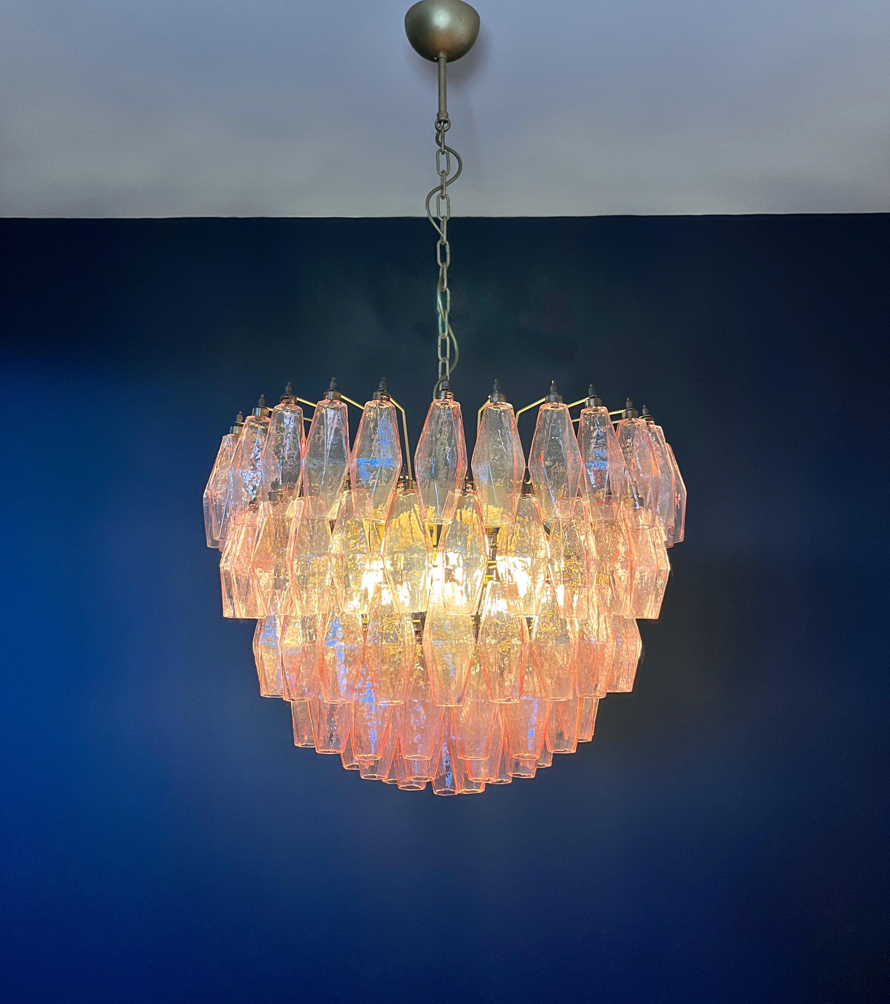 Étonnant lustre en verre de Murano - 111 polyèdres roses en vente 9