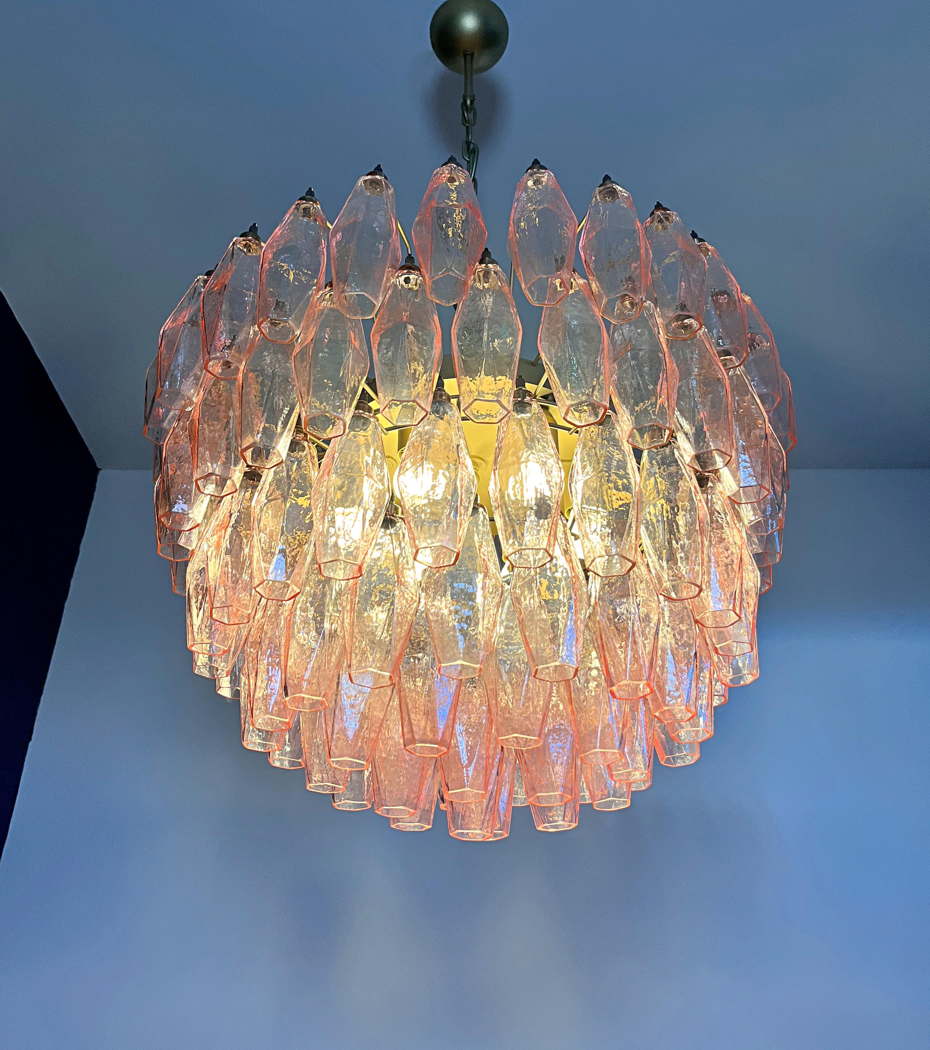 Étonnant lustre en verre de Murano - 111 polyèdres roses en vente 10