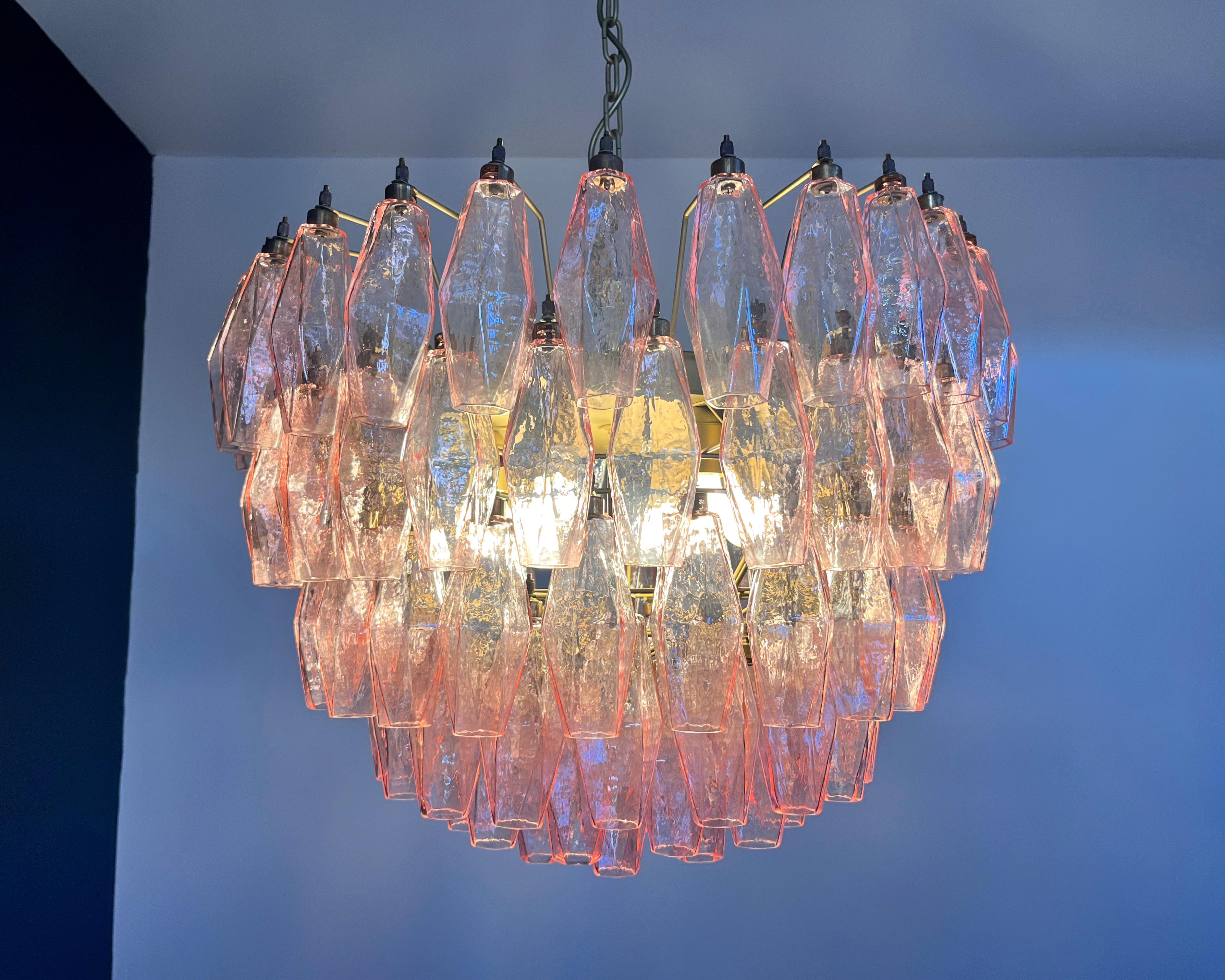 Étonnant lustre en verre de Murano - 111 polyèdres roses en vente 11