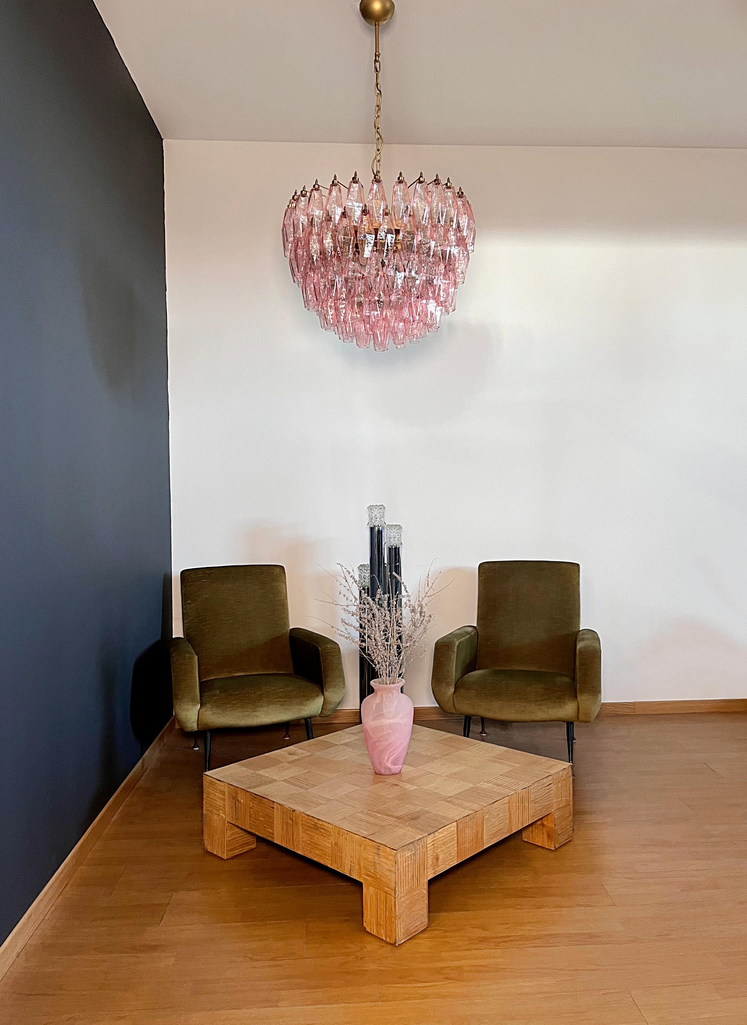 On dirait que vous avez une œuvre d'art étonnante avec cette lampe suspendue italienne ! La combinaison de 111 verres roses de Murano et d'une structure en or et en laiton crée une esthétique vraiment élégante. Voici un bref résumé de ses