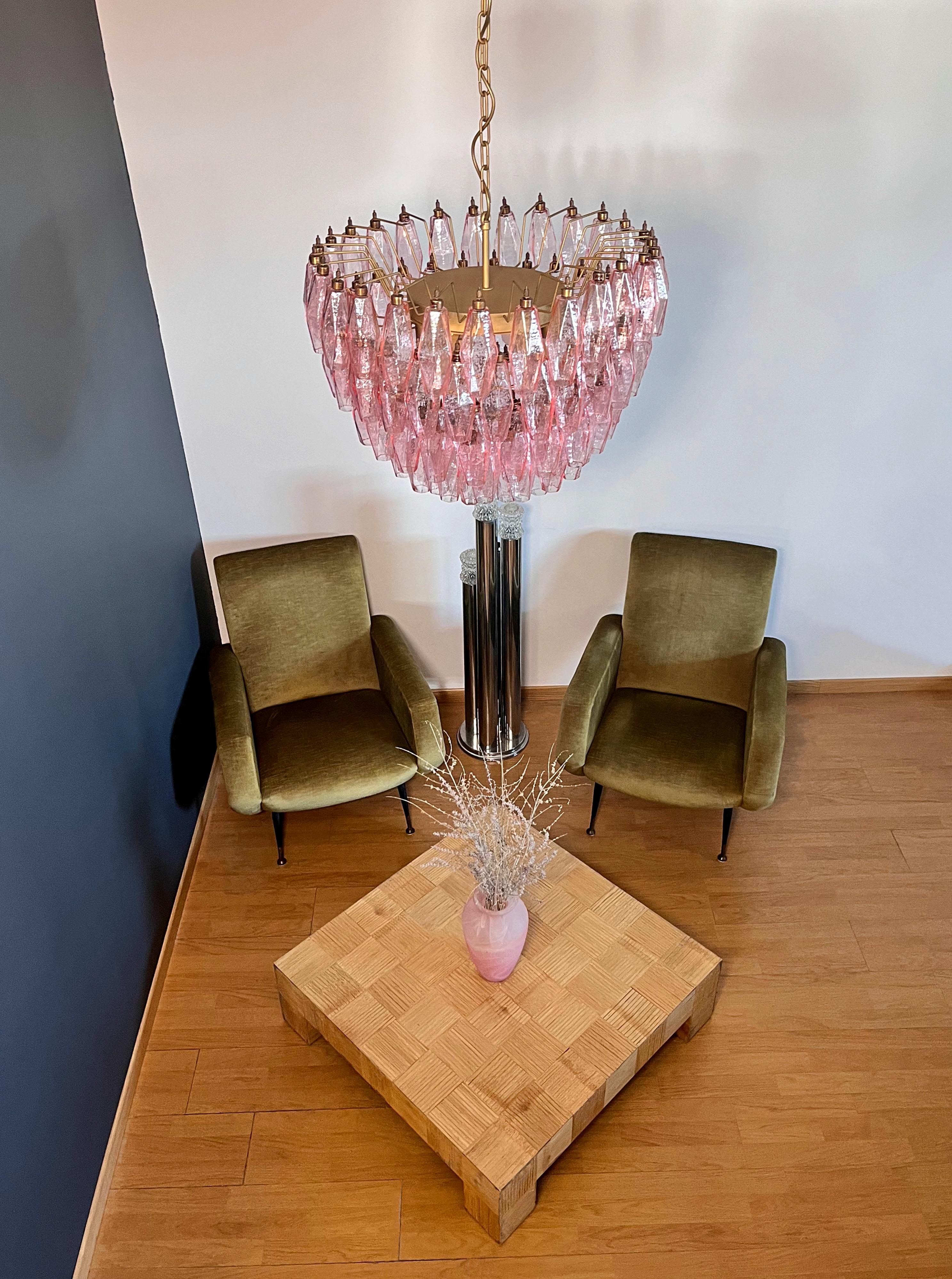 Mid-Century Modern Étonnant lustre en verre de Murano - 111 polyèdres roses en vente