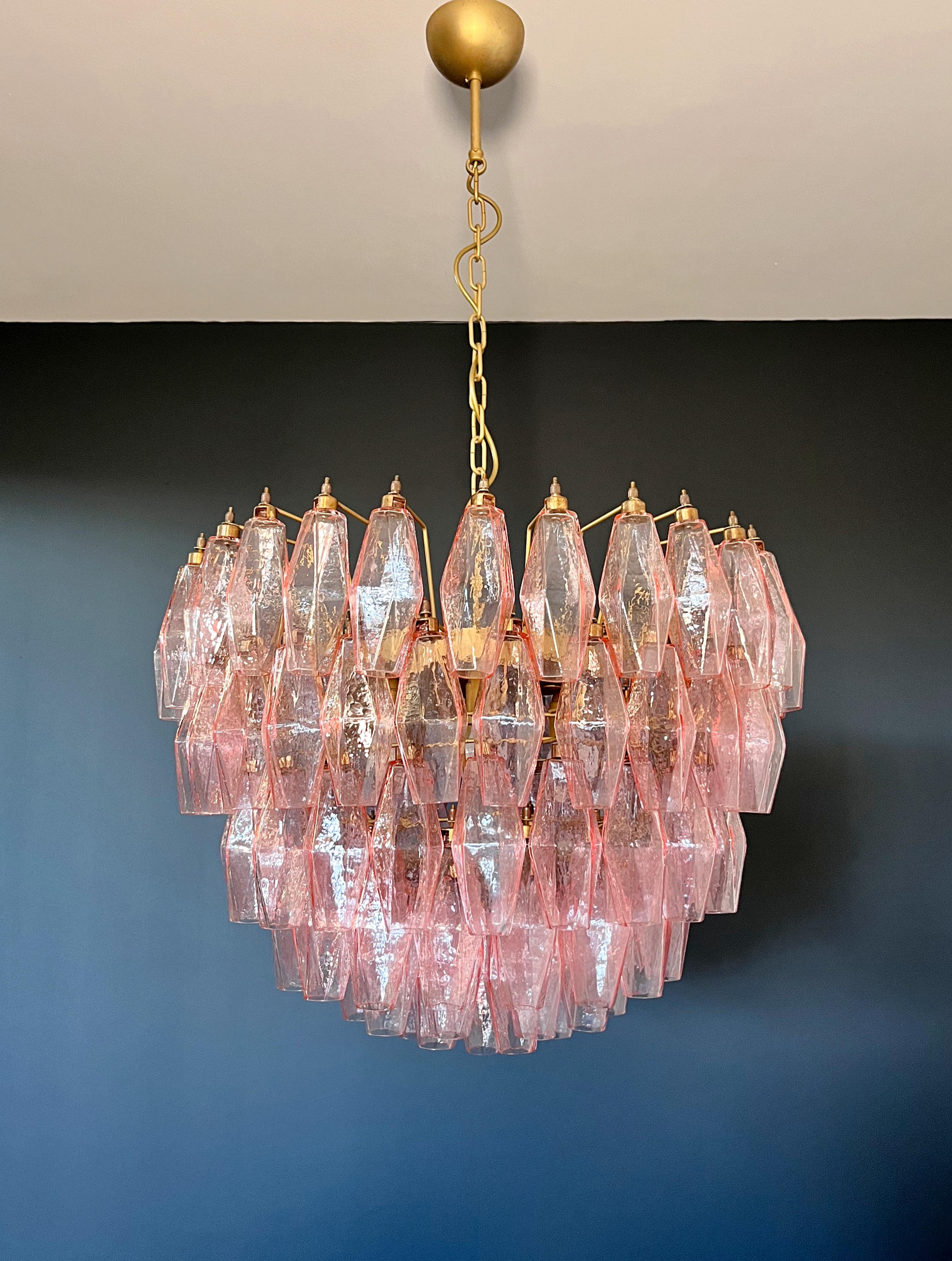 Galvanisé Étonnant lustre en verre de Murano - 111 polyèdres roses en vente