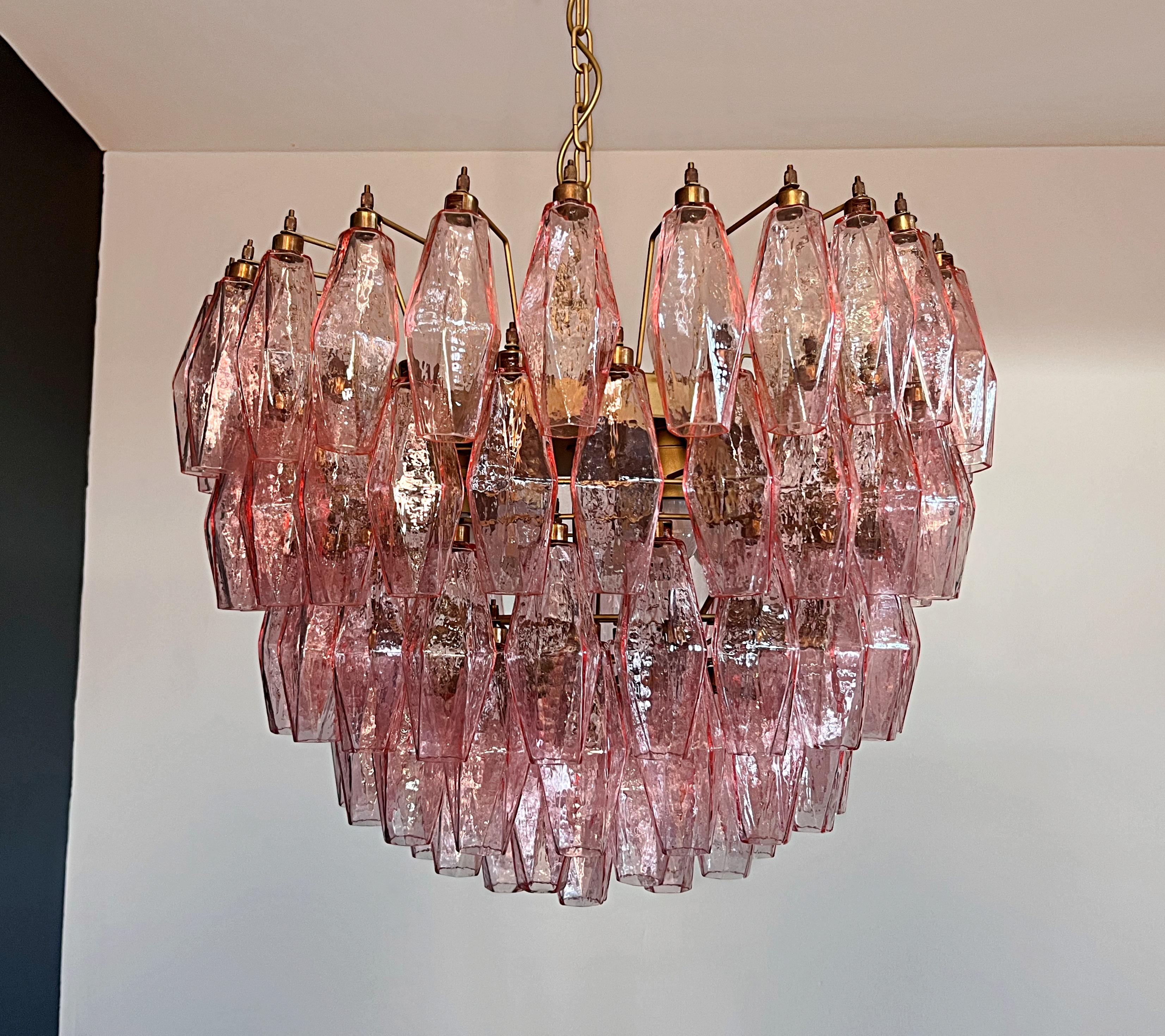 20th Century Étonnant lustre en verre de Murano - 111 polyèdres roses en vente