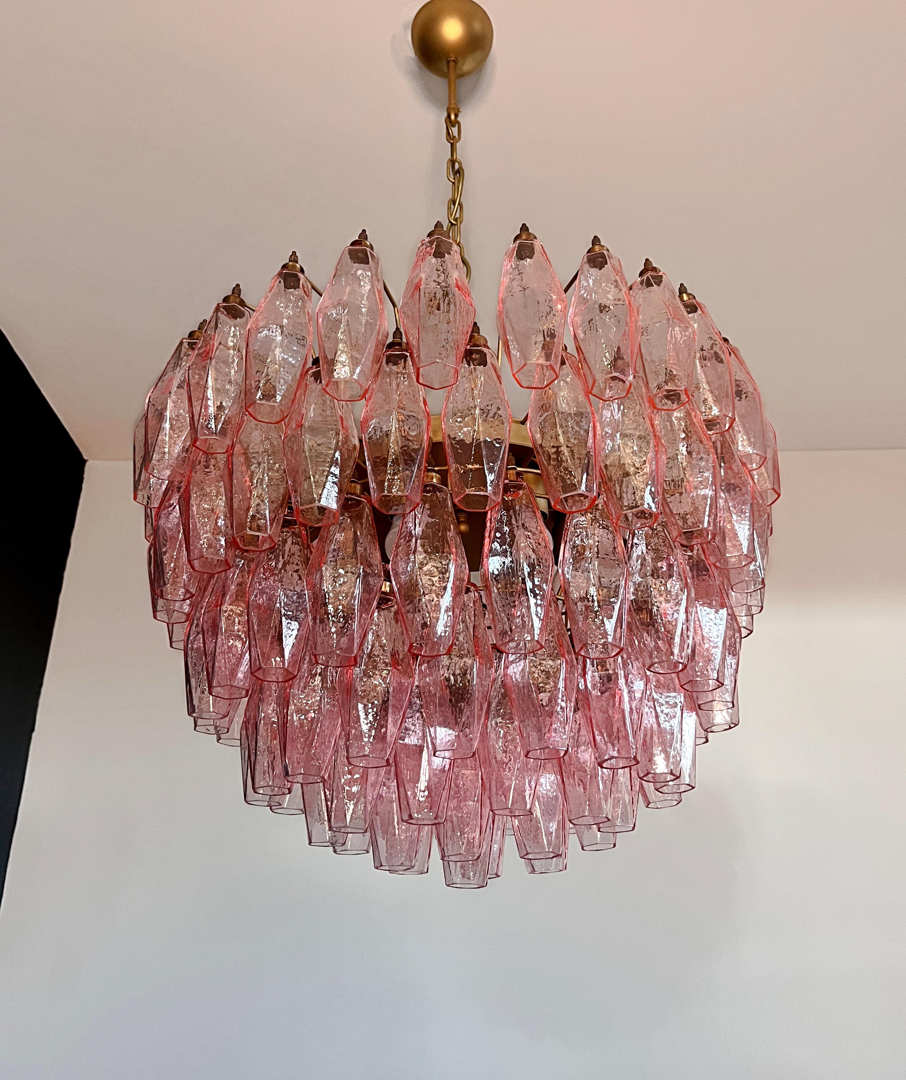 Étonnant lustre en verre de Murano - 111 polyèdres roses en vente 1