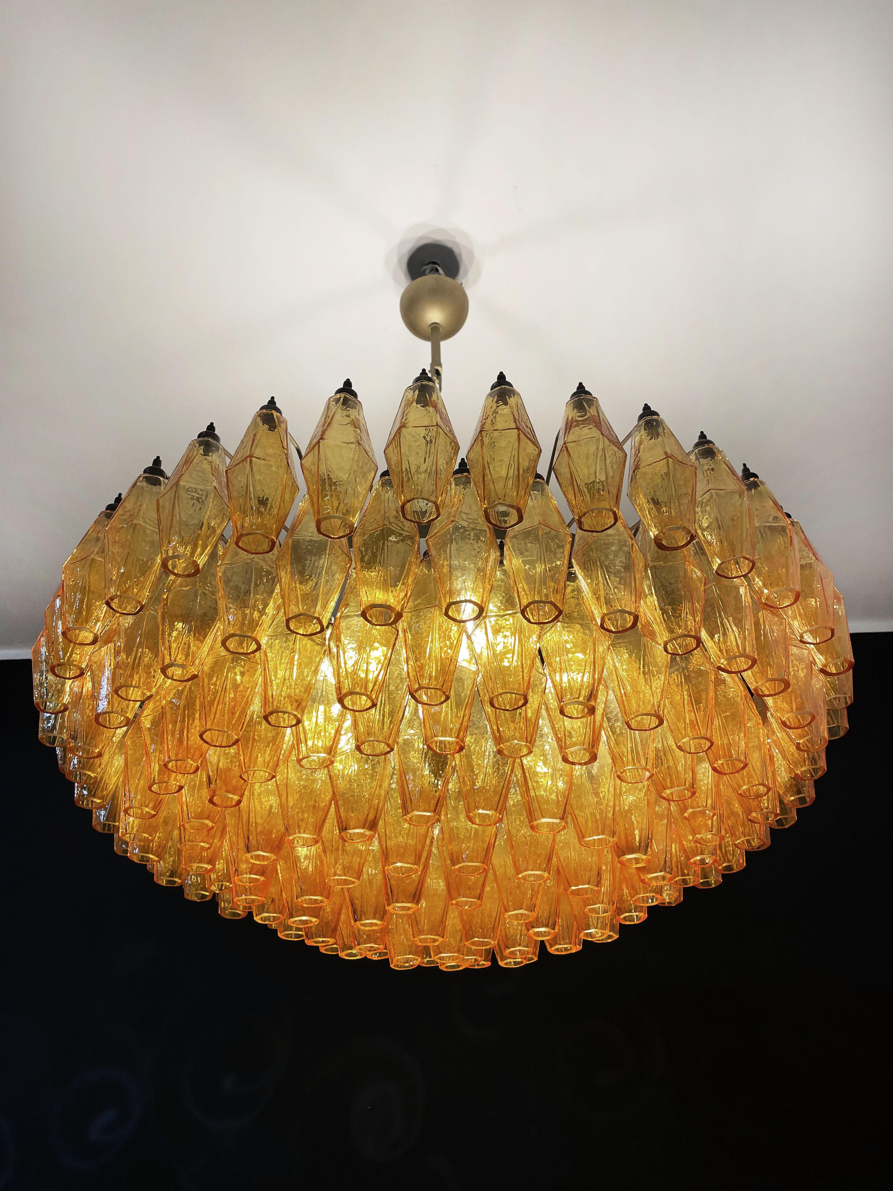 Erstaunlicher Murano-Glas-Kronleuchter, 185 Amber Poliedri (Geblasenes Glas) im Angebot
