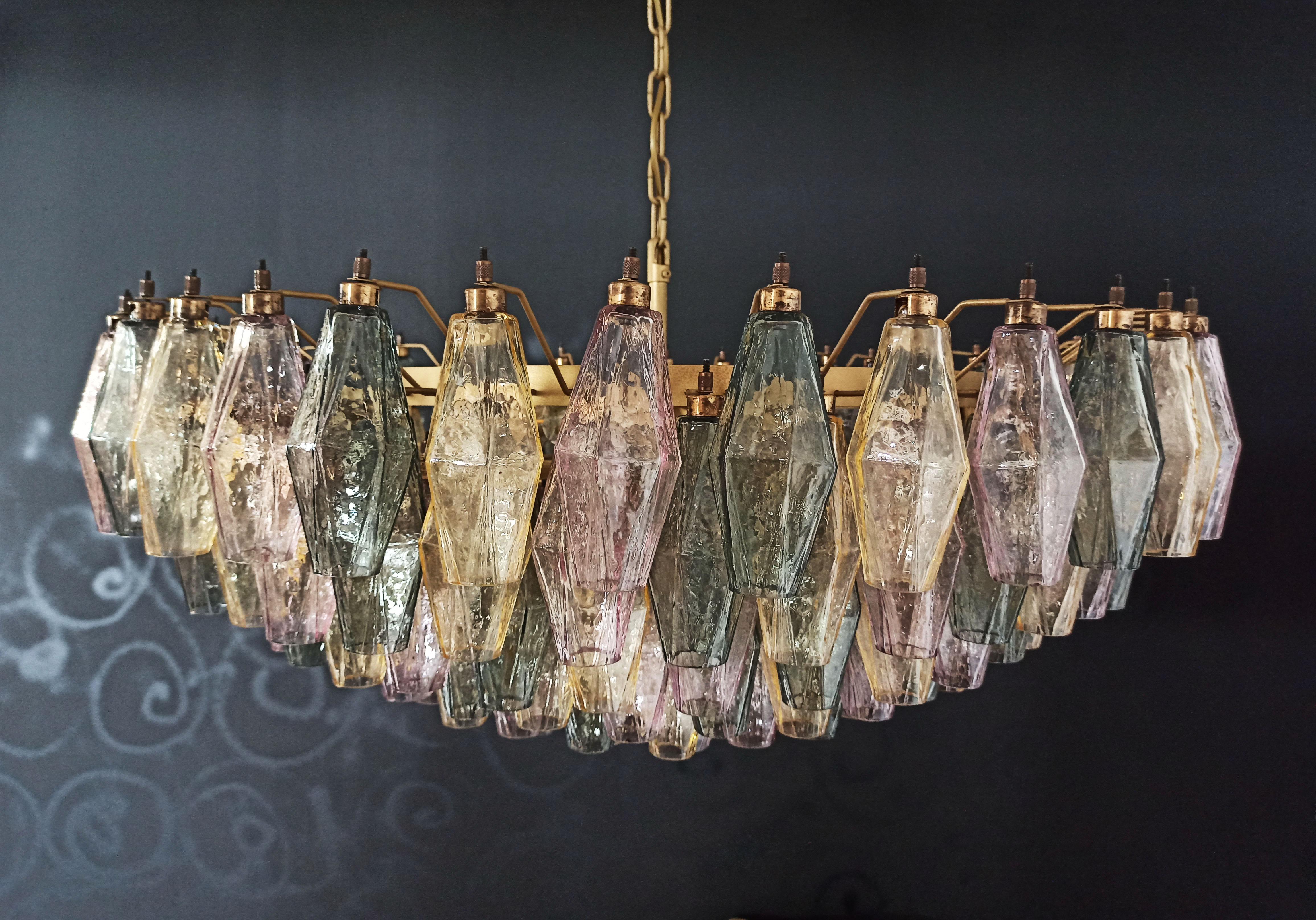 Elegante lampada a sospensione italiana realizzata con 185 vetri di Murano multicolore 