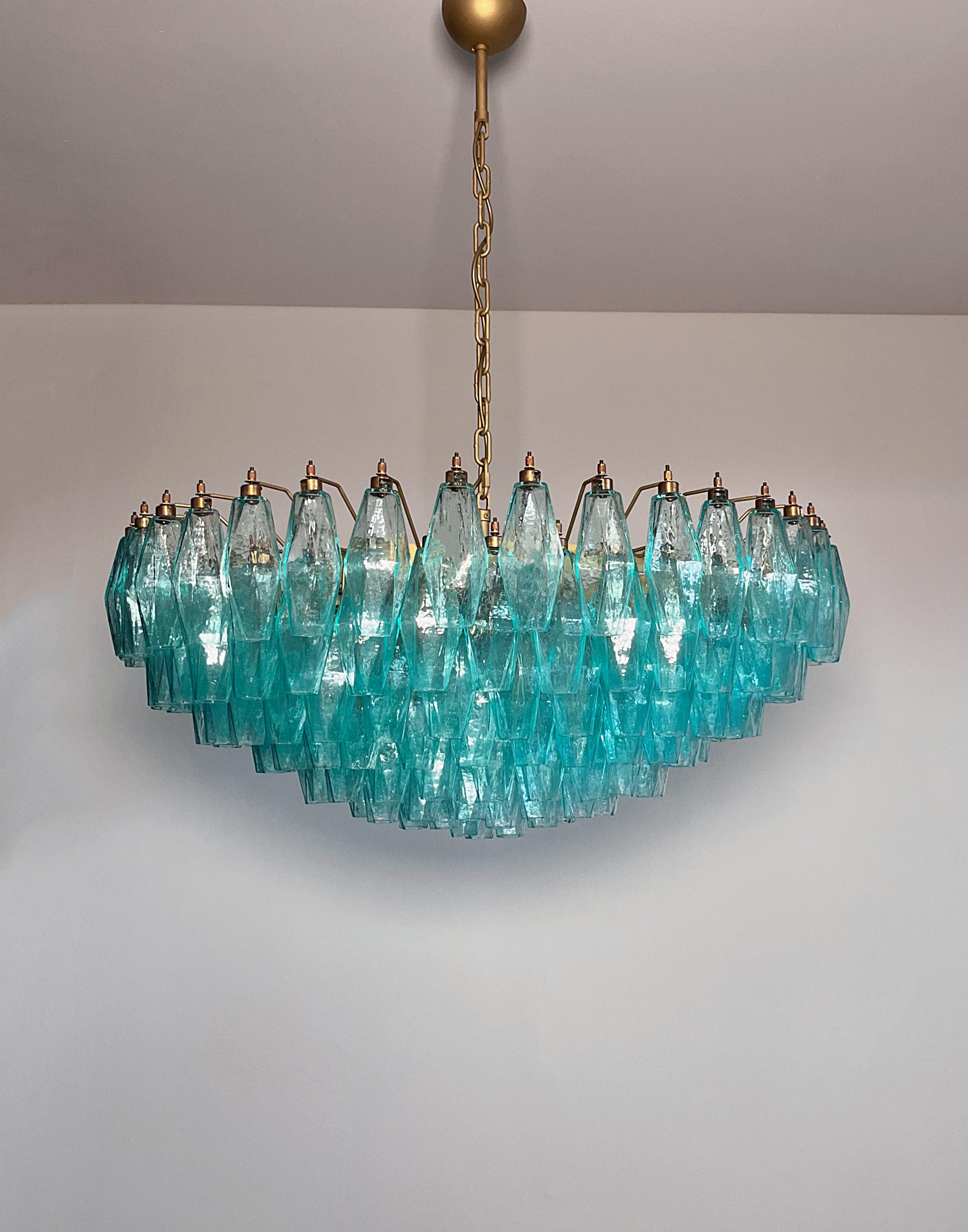 Asombroso candelabro de cristal de Murano - 185 poliedros turquesa Moderno de mediados de siglo en venta