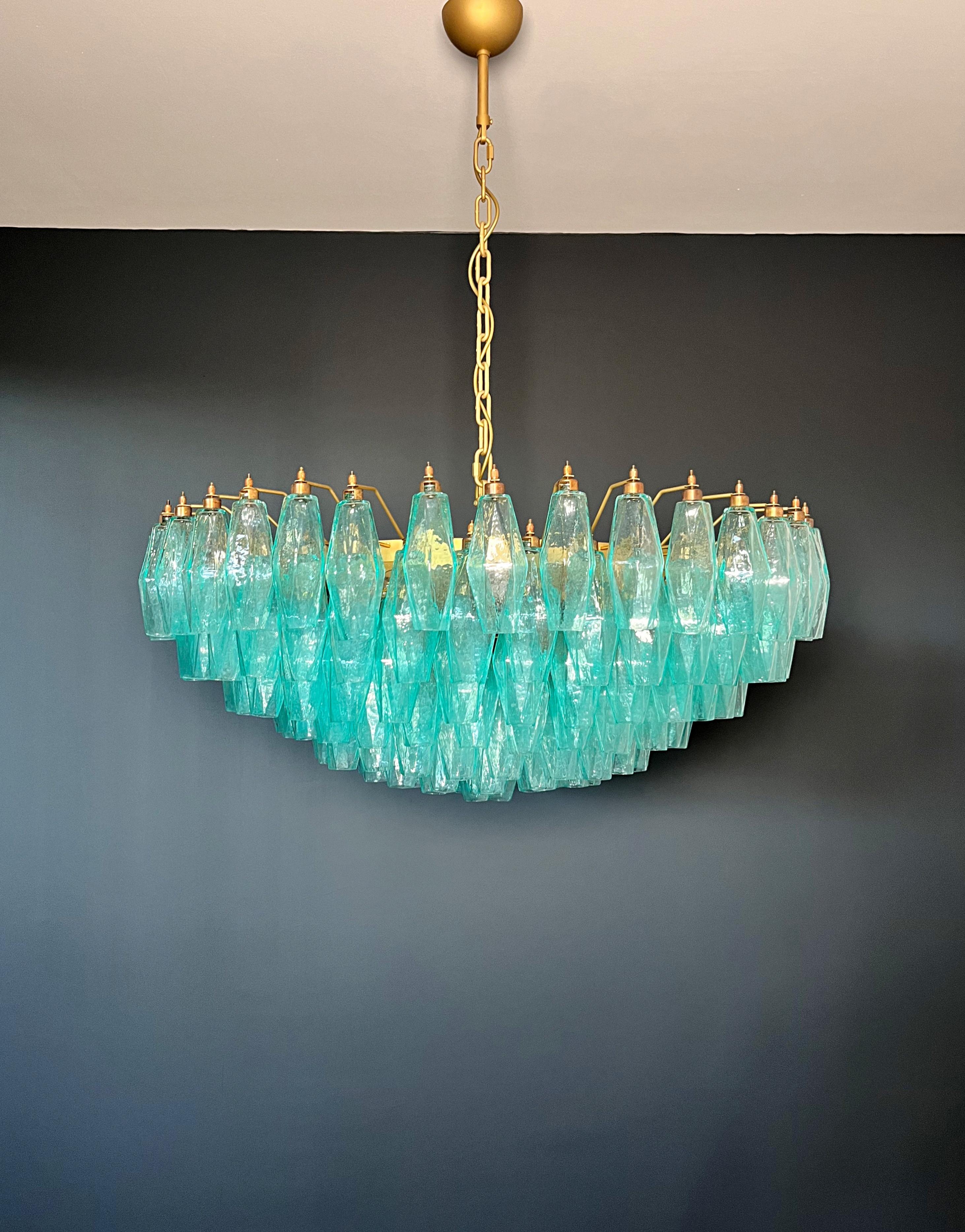 Asombroso candelabro de cristal de Murano - 185 poliedros turquesa 20th Century en venta