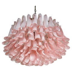 Incredibile lampadario a petali rosa di Murano