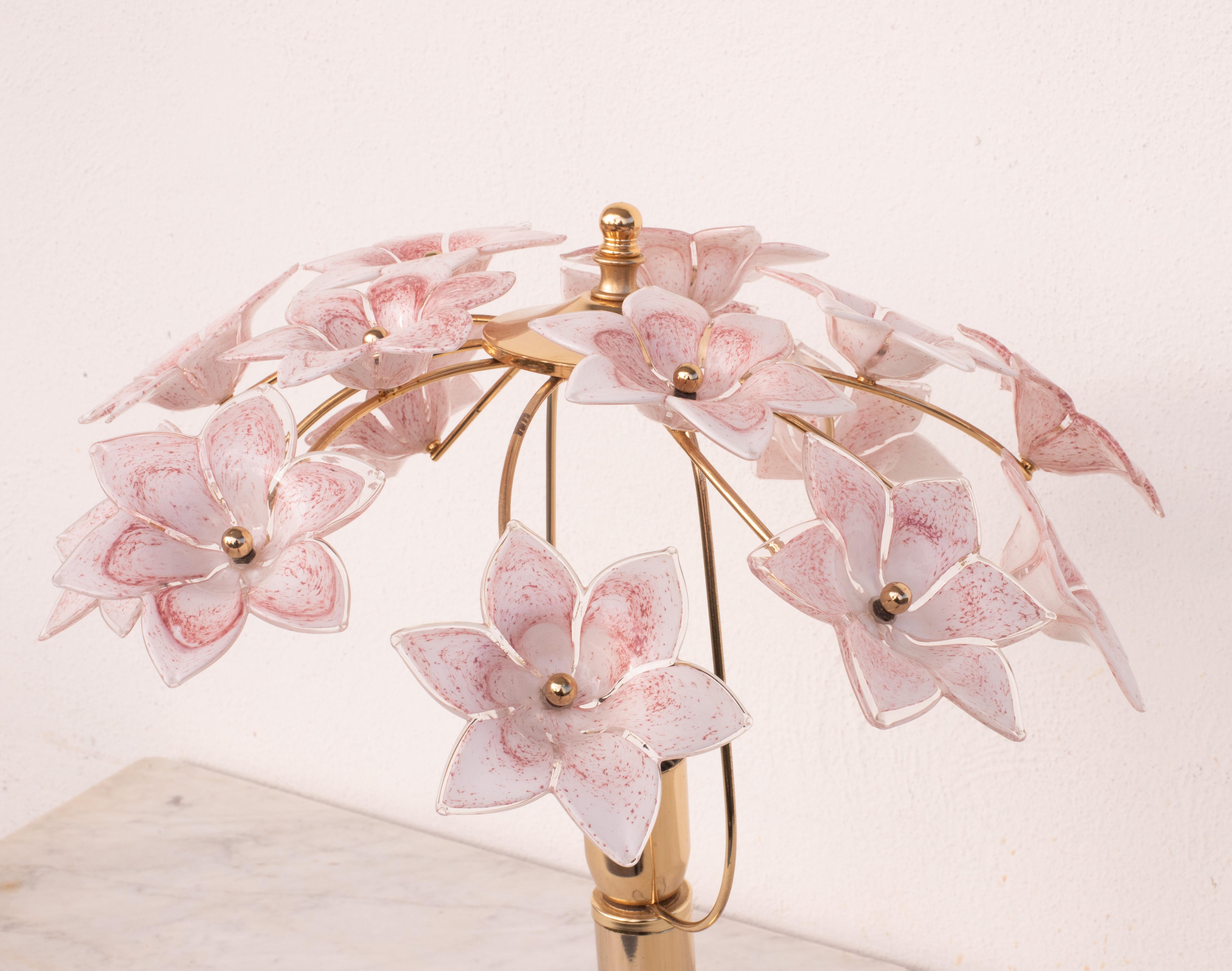 Verre de Murano  Incroyable table de Murano rose clair fleurs, années 1980 en vente