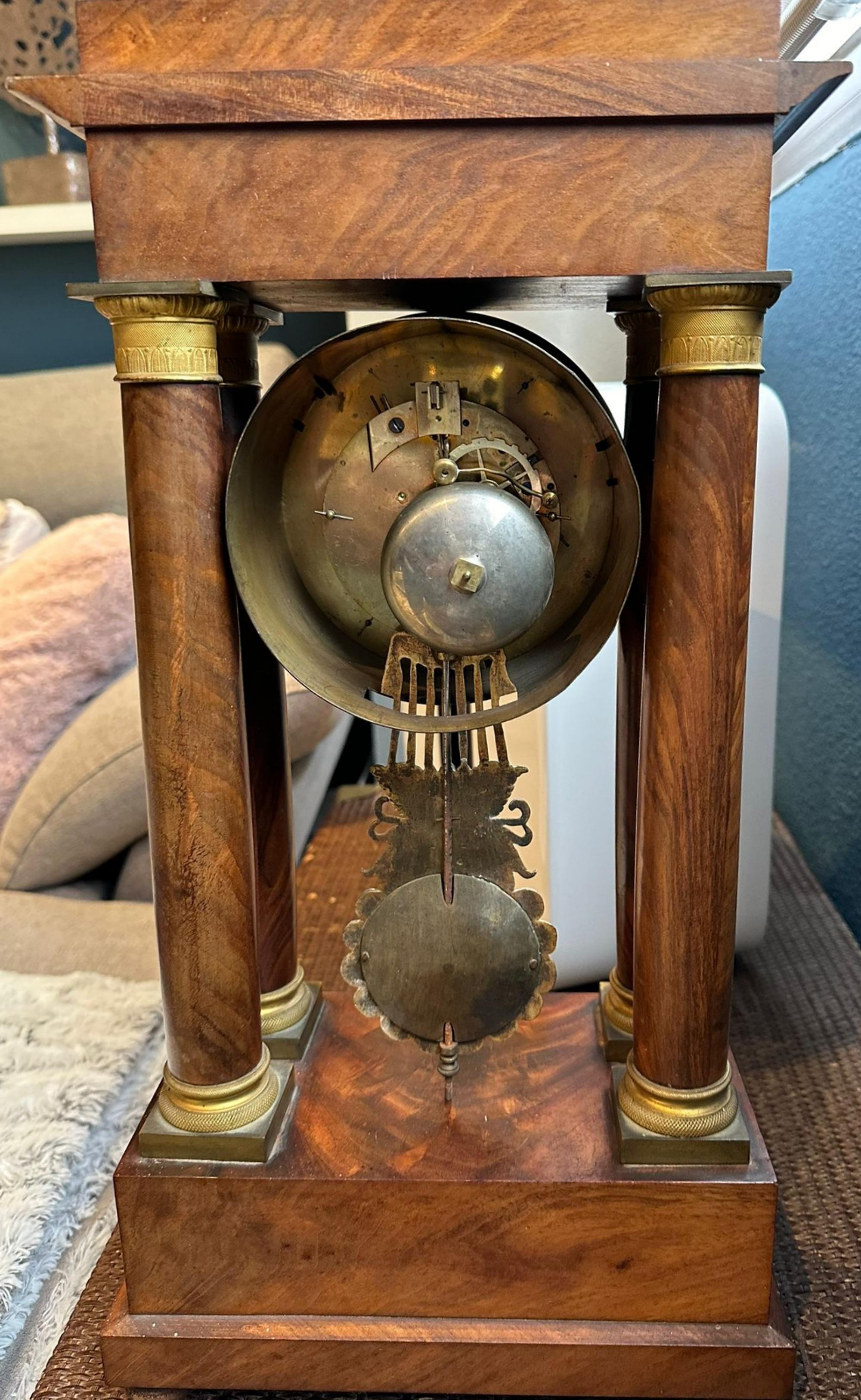 Etonnante horloge Napoléon III Empire Français 19ème siècle
50cm x 26cm x 15cm
bonne condition
