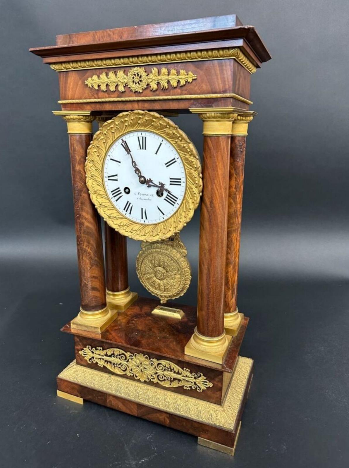 Amazing Napoleon III Empire Clock 19th Century
mahogany and mahogany veneer porch with gilt and chiseled bronze ornamentation.
White enamel dial signed FONTAINE in Avranches,
Roman numerals for hours
Pendulum with rosette decoration.
Mid-19th