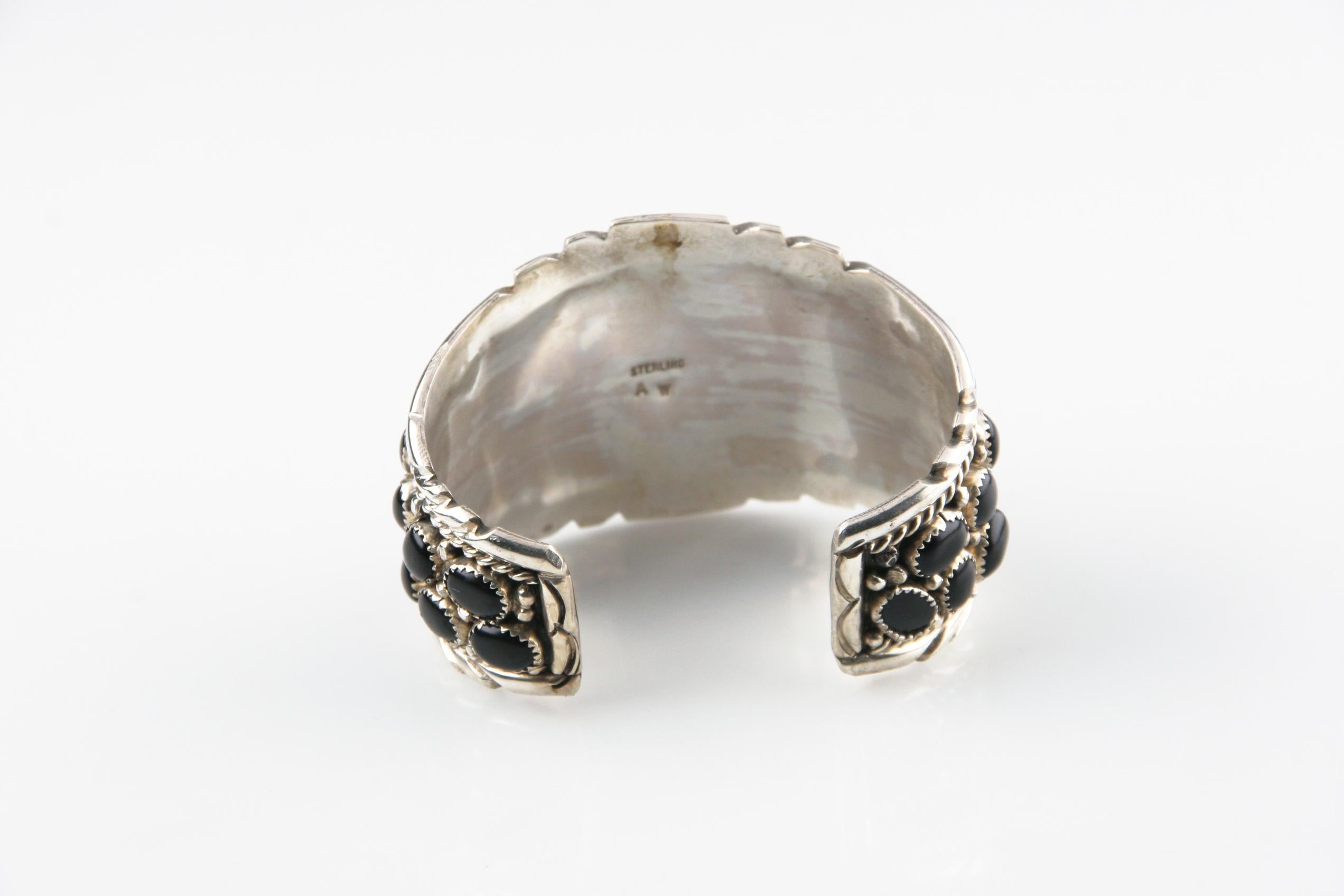 Nativo americano Incredibile bracciale vintage Navajo in argento e onice, misura 7 in vendita