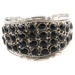 Magnifique manchette amérindienne vintage Navajo en argent et onyx, taille 7