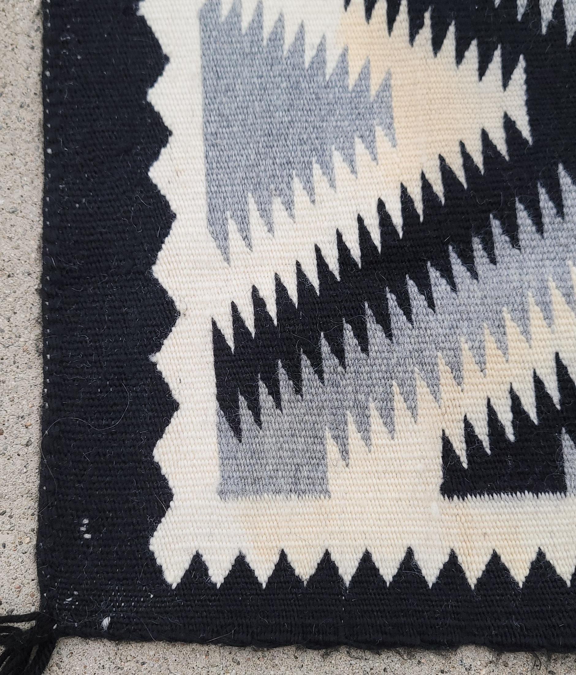 Navajo-Indianerweberei in Grau und Schwarz-Weiß mit großem geometrischem Muster und in gutem Zustand.