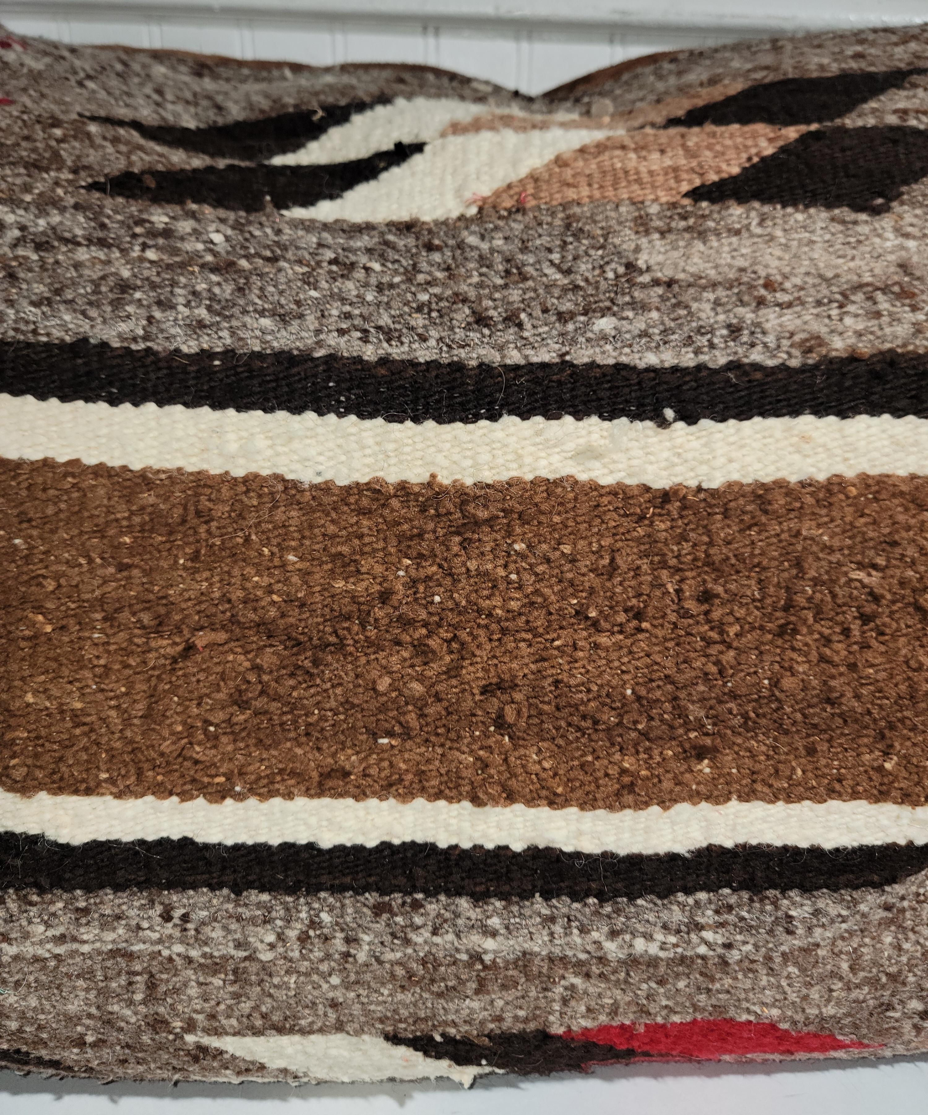 Almohada grande con relleno de plumón y plumas, tejida por indios navajos, con reverso de cuero y ante.