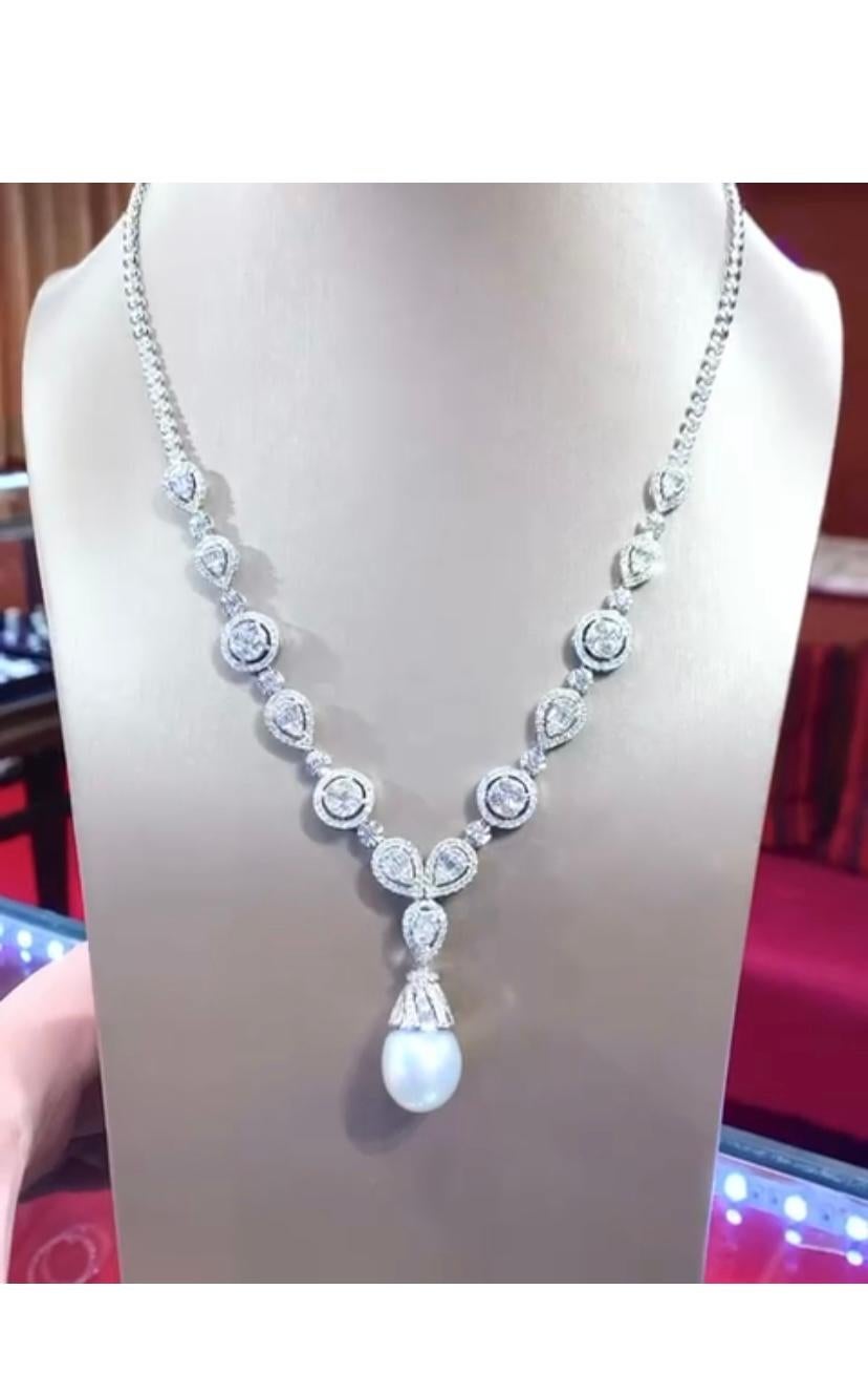 Una collana raffinata e chic, con un design particolare in oro 18 carati e una collana con un  Perla dei mari del sud non trattata, extra  di qualità pregiata, di circa 15 mm e diamanti naturali, baguette e taglio brillante rotondo di 7,25 carati,