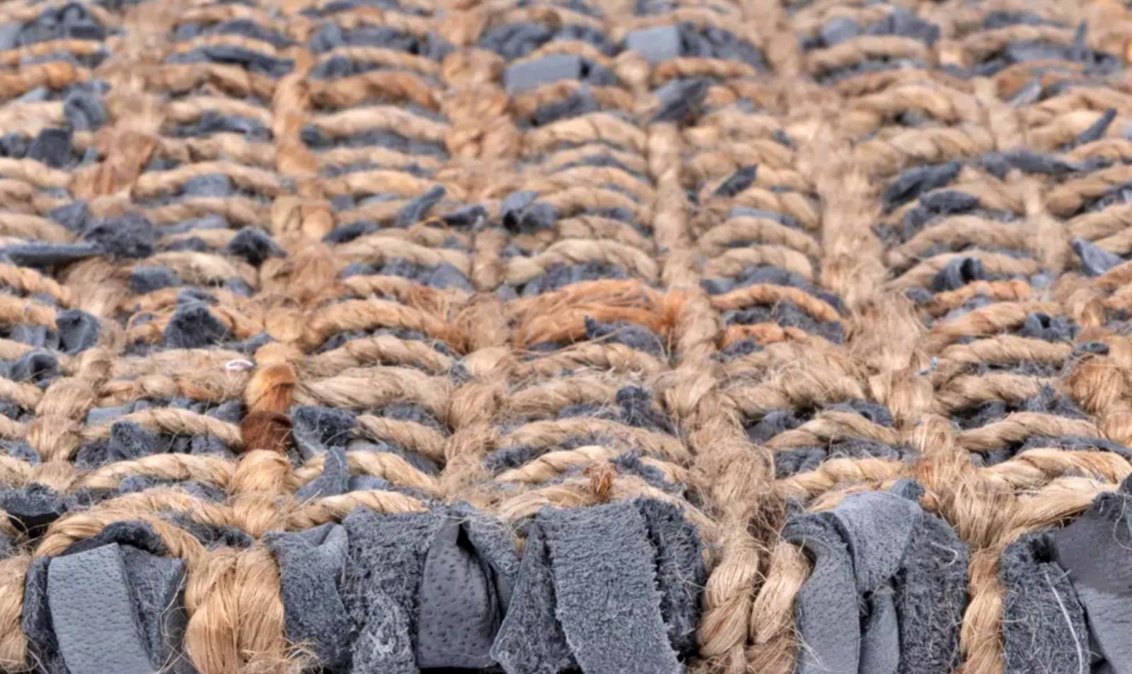 Amazing Blue Leather rug NEW
200cm x 300cm
Composition :
80% cuir
20 % de fibres textiles végétales
Couleur : bleu et brun.