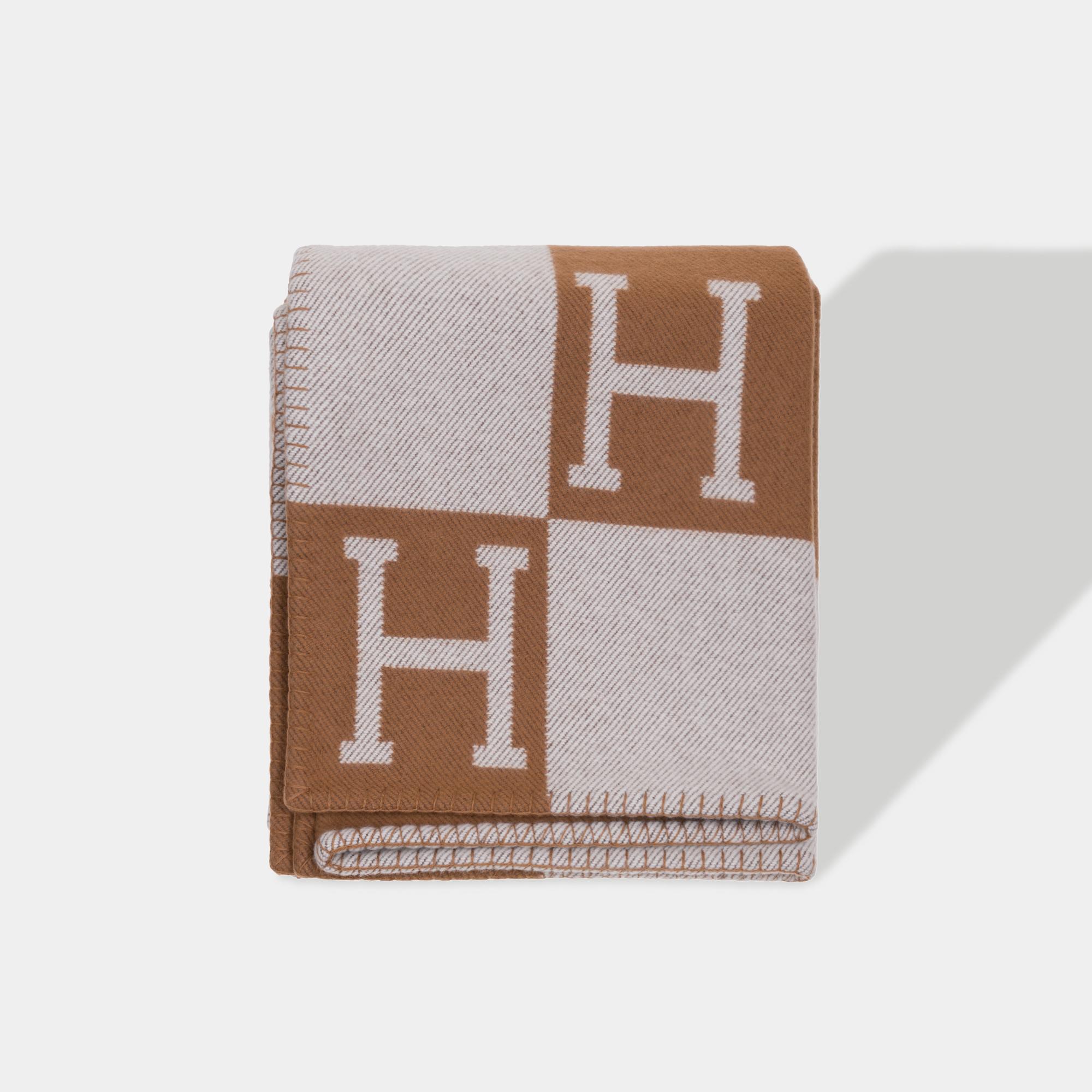Stunning​ ​Hermès​ ​Avalon​ ​Plaid​ ​in​ ​Merino​ ​Wool​ ​and​ ​Cashmere​ ​Throw
Composition:​ ​90%​ ​merino​ ​wool​ ​and​ ​10%​ ​cashmere
Signature:​ ​