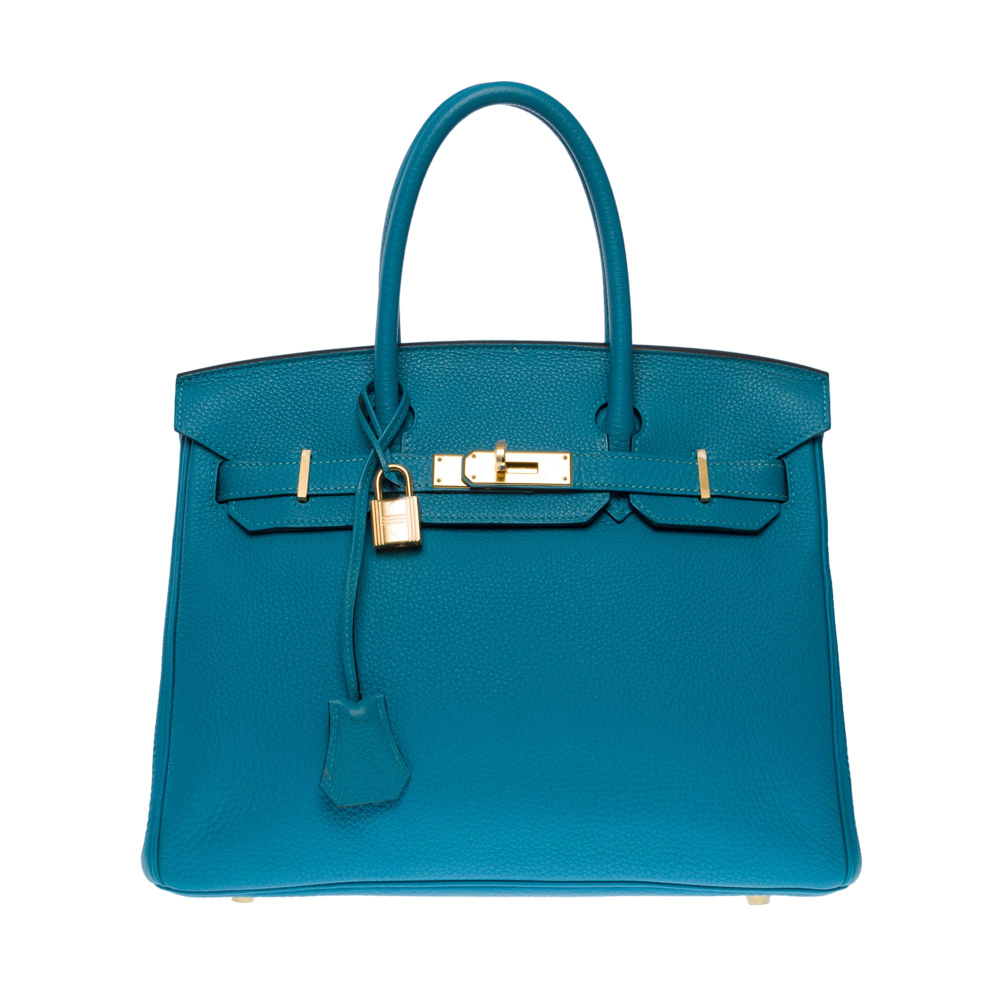 Außergewöhnliche & seltene Hermes Birkin 30 Handtasche aus türkisfarbenem Togo-Leder, vergoldete Metallbeschläge, doppelter blauer Ledergriff, der ein Tragen von Hand ermöglicht

Klappenverschluss
Innenfutter aus blauem Leder, eine