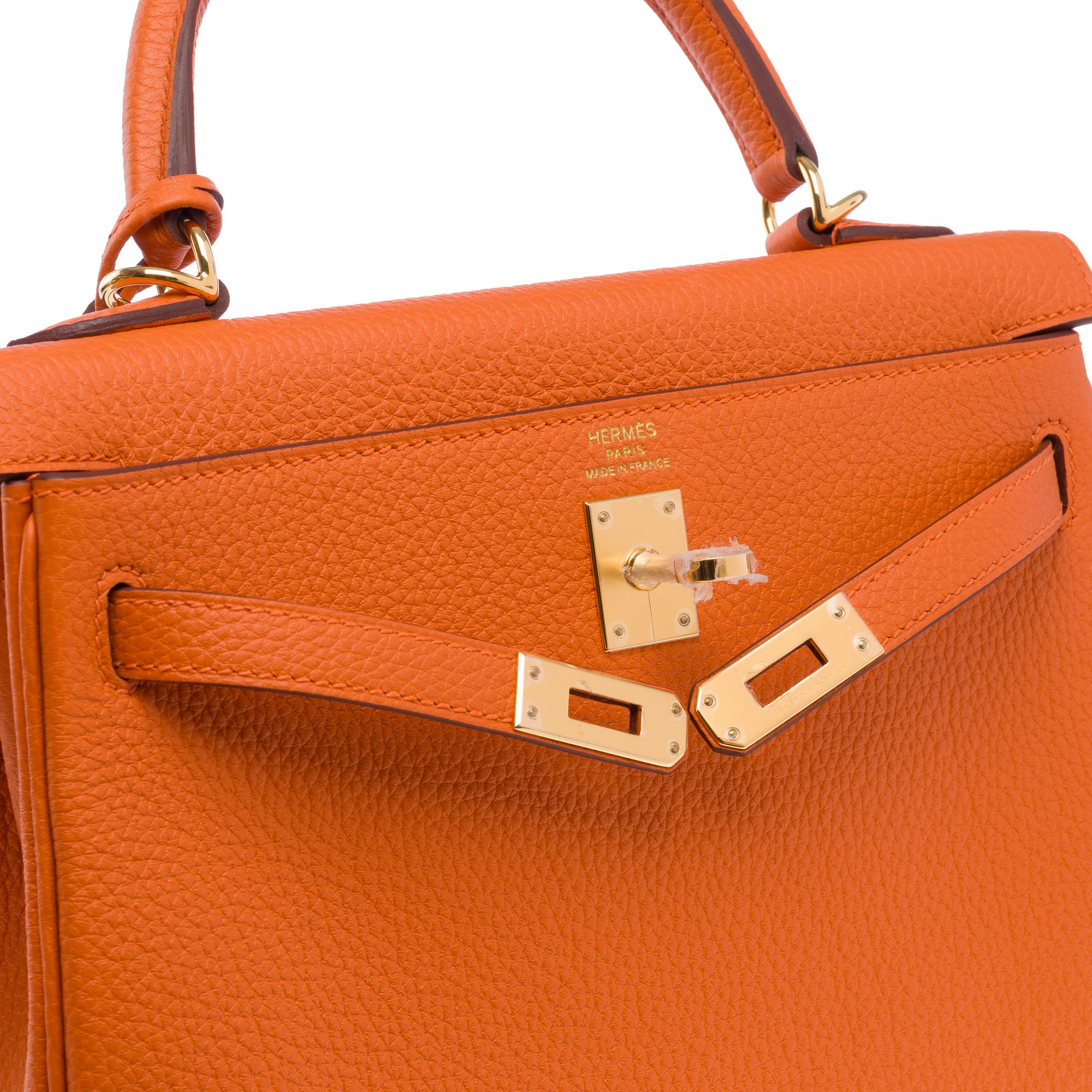 Amazing New Hermès Kelly 25 retourne handbag strap in Orange Togo leather , GHW For Sale 2