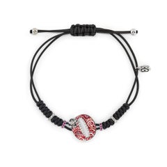 Bracelet élégant lettre O en or blanc, diamants blancs et saphirs avec inscription en micro-mosaïque
